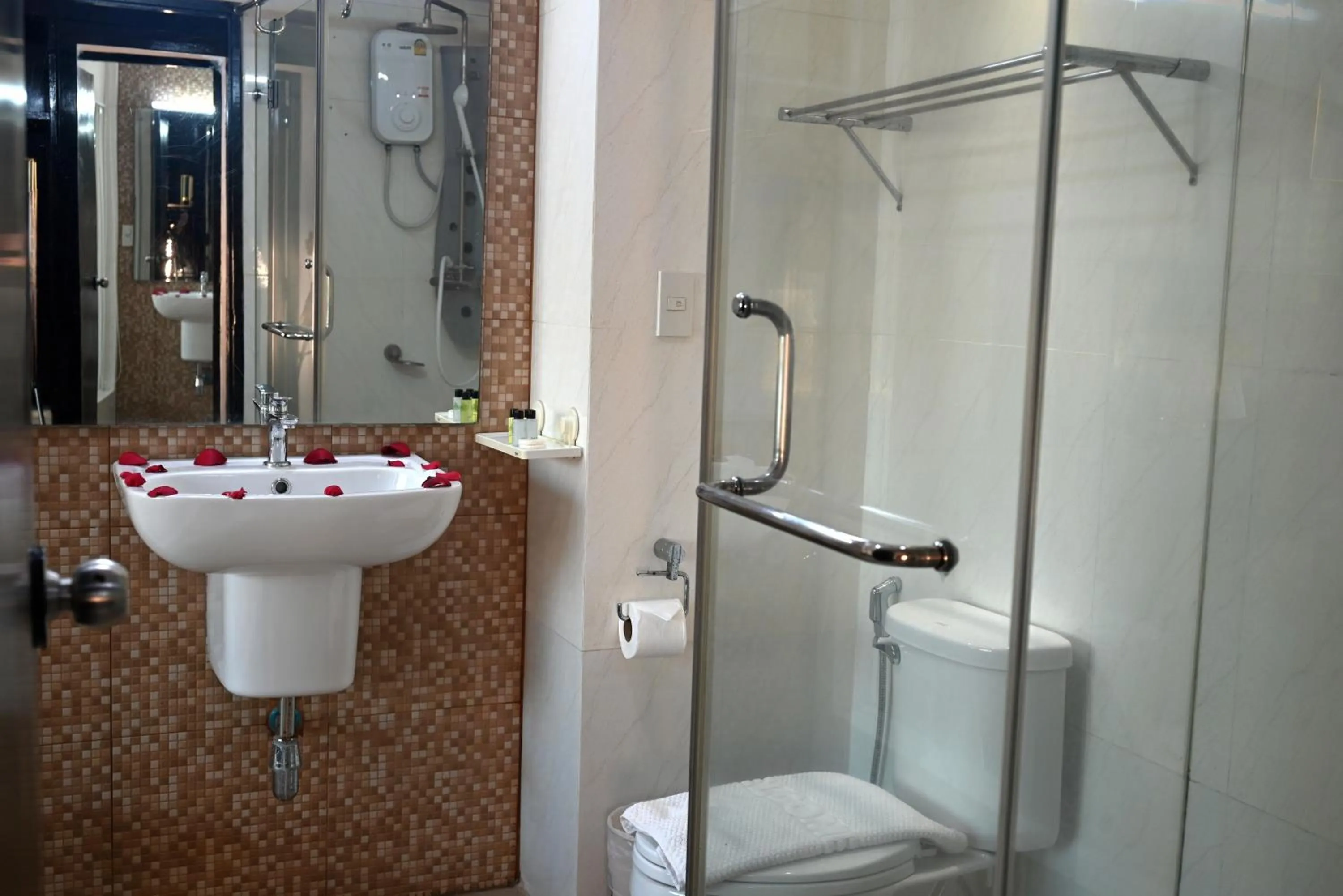 Shower in Boss Suites Nana Hotel