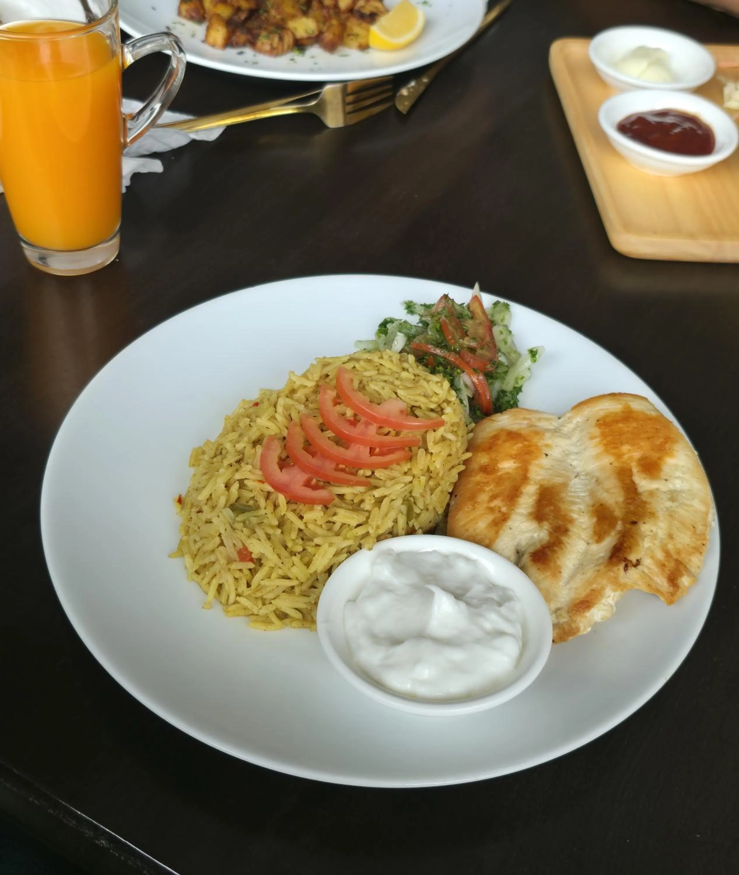 Restaurant/places to eat in Boss Suites Nana Hotel