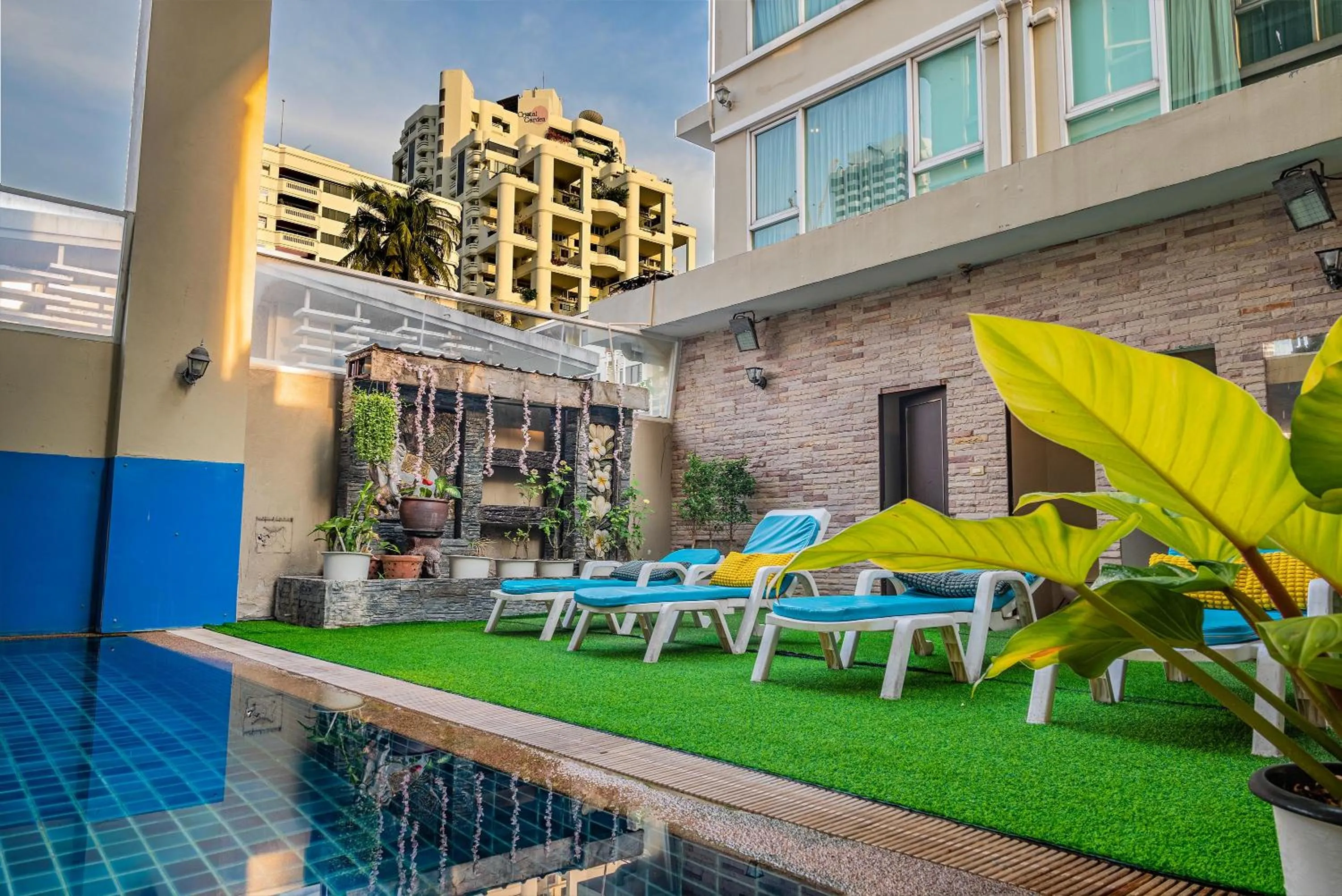 Day in Boss Suites Nana Hotel