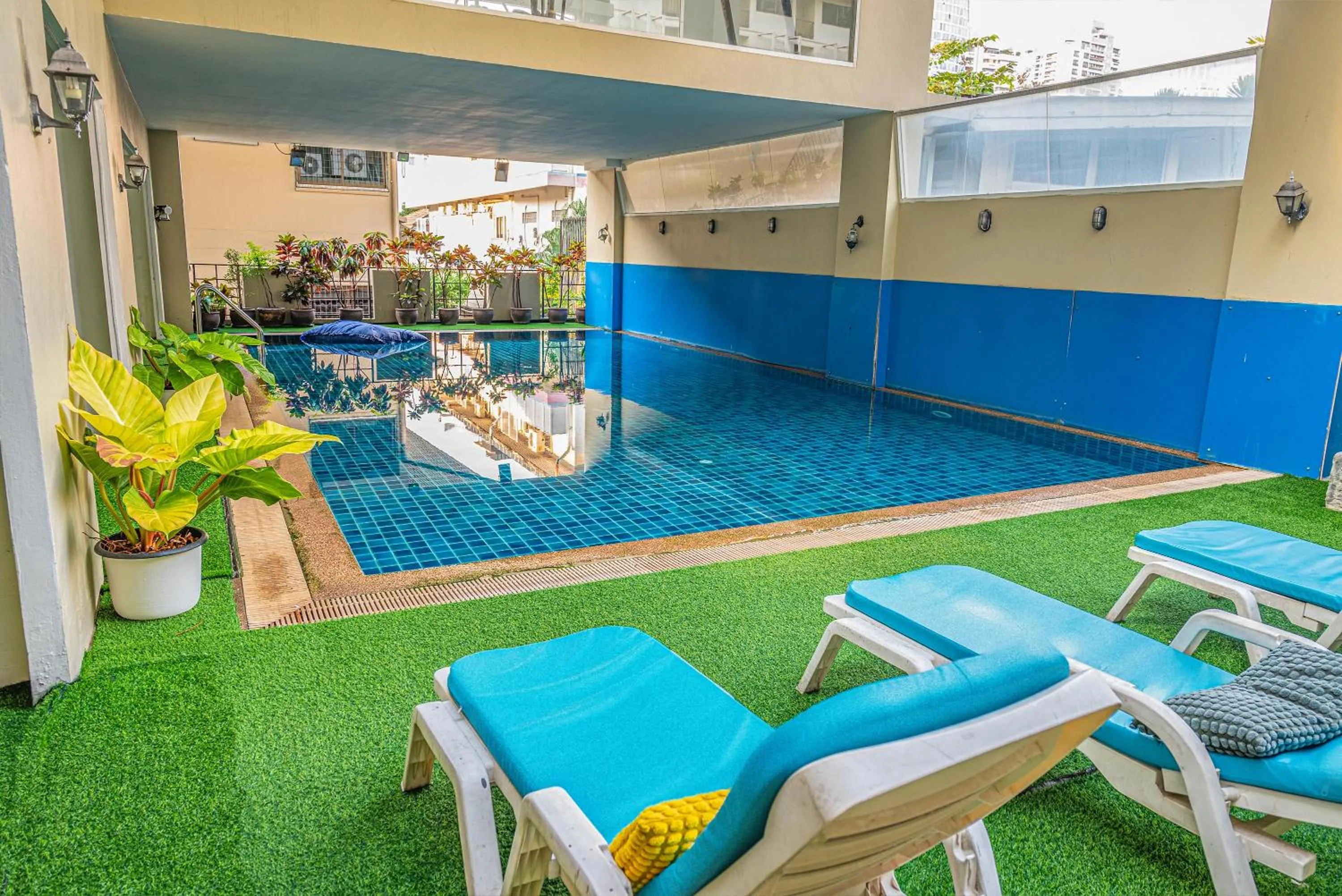 Swimming pool in Boss Suites Nana Hotel