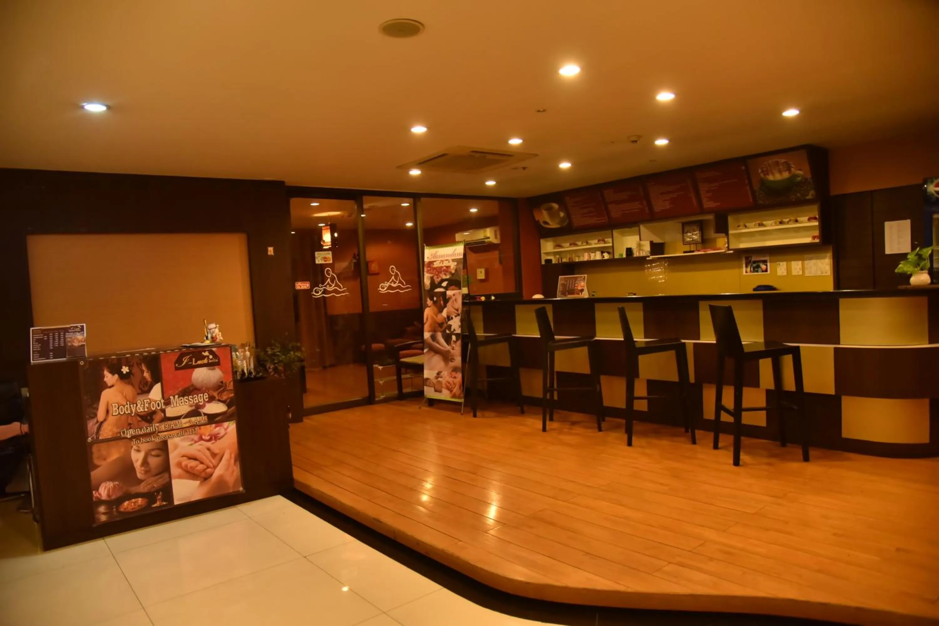 Massage in Boss Suites Nana Hotel