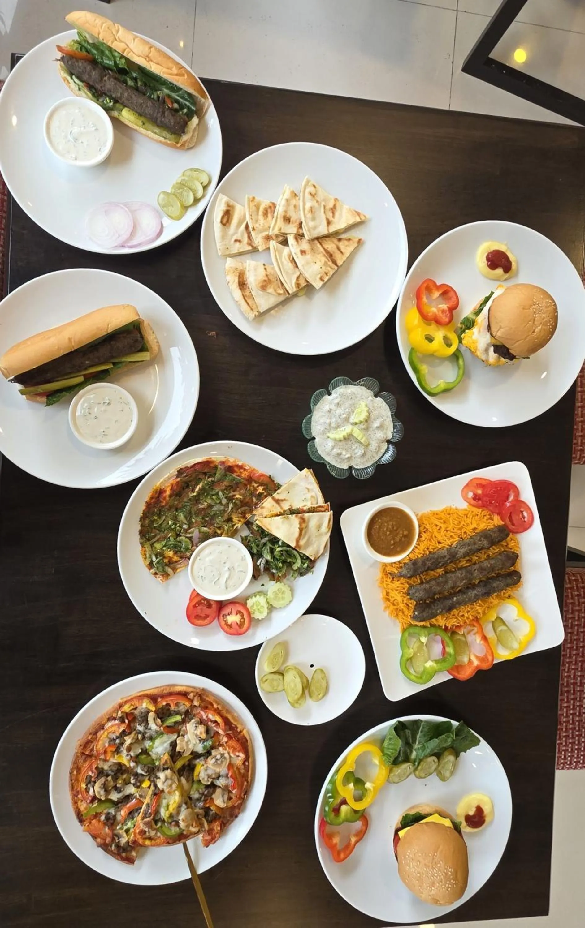 Restaurant/places to eat in Boss Suites Nana Hotel