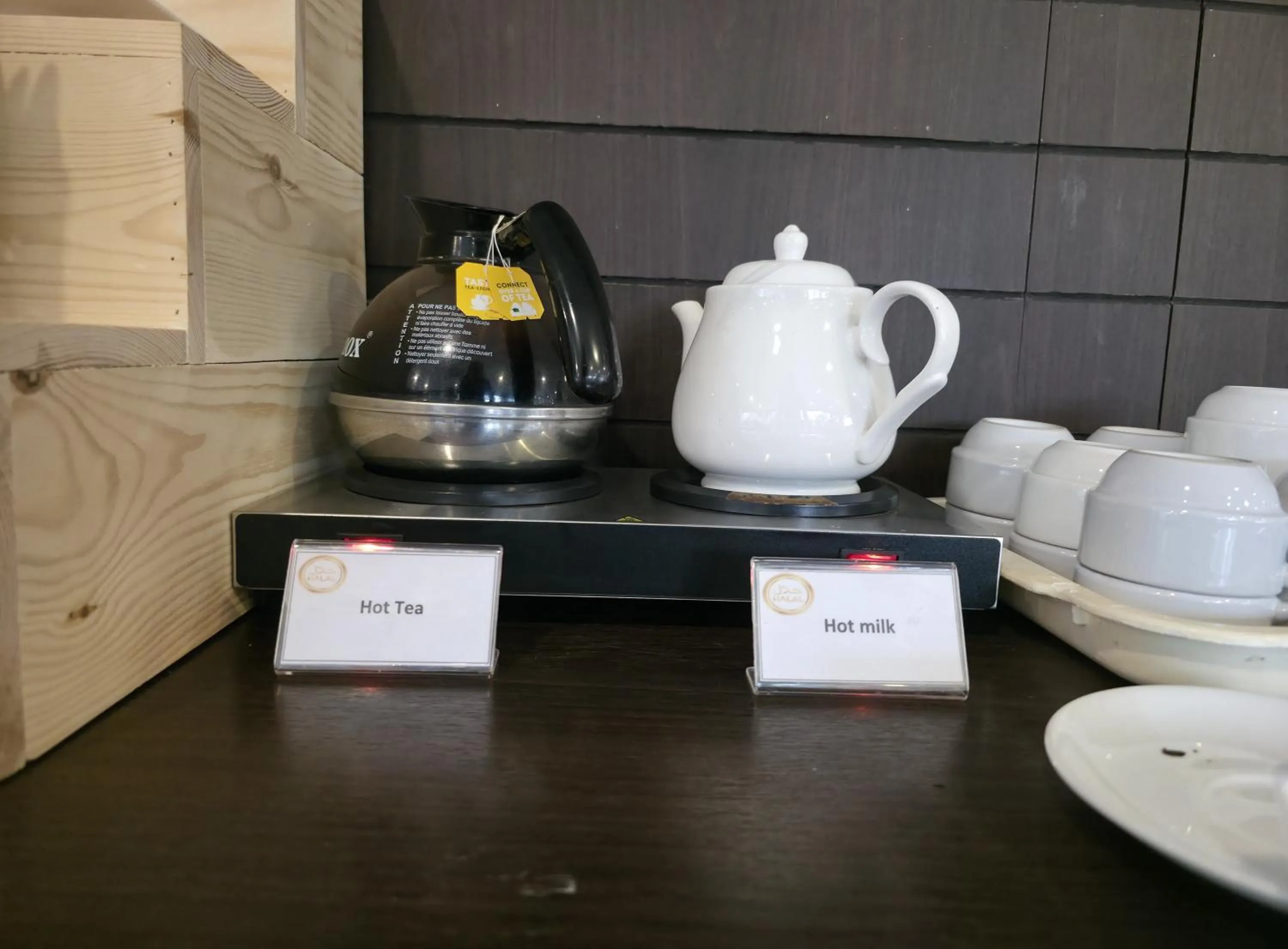 Coffee/tea facilities in Boss Suites Nana Hotel