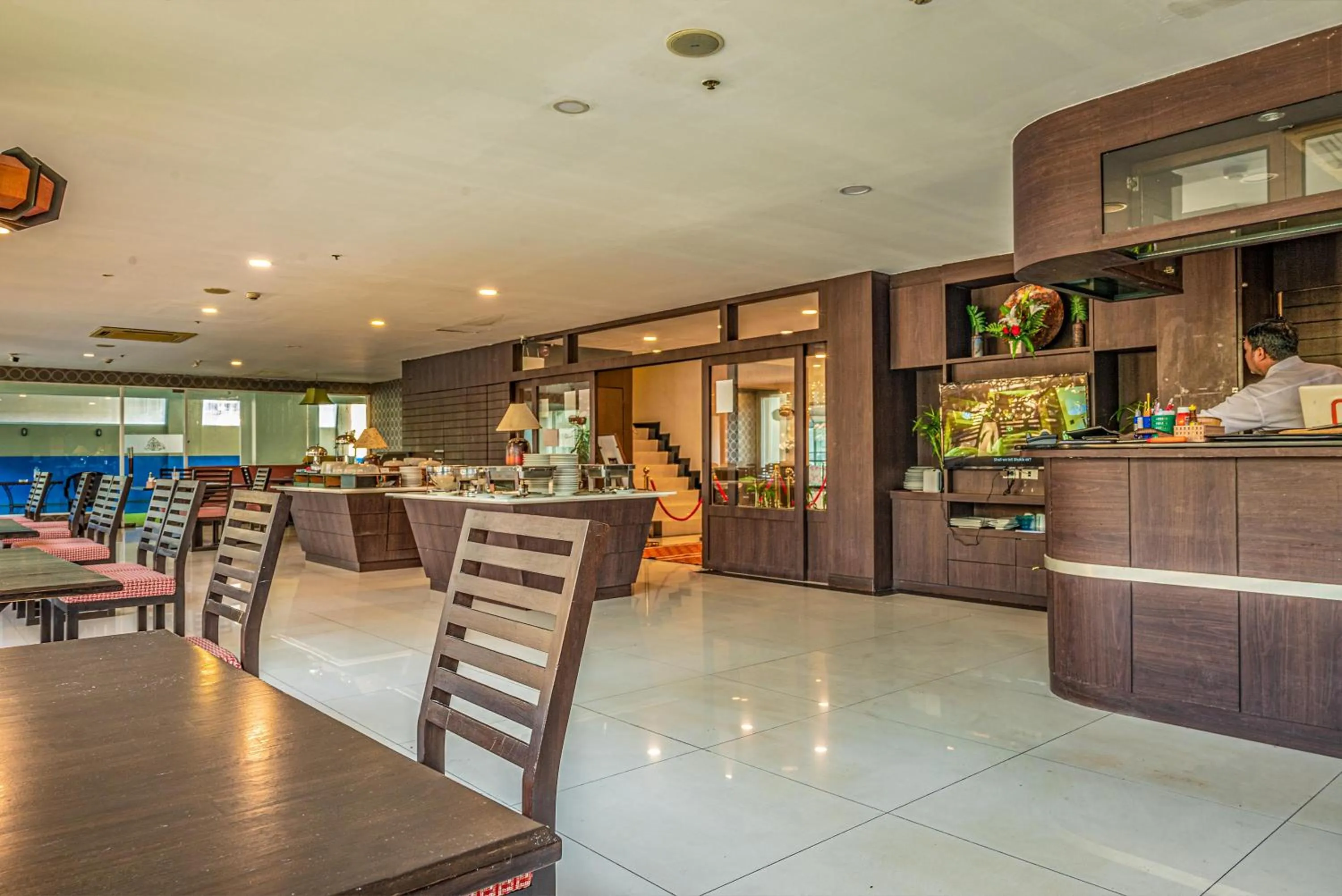 Restaurant/places to eat in Boss Suites Nana Hotel