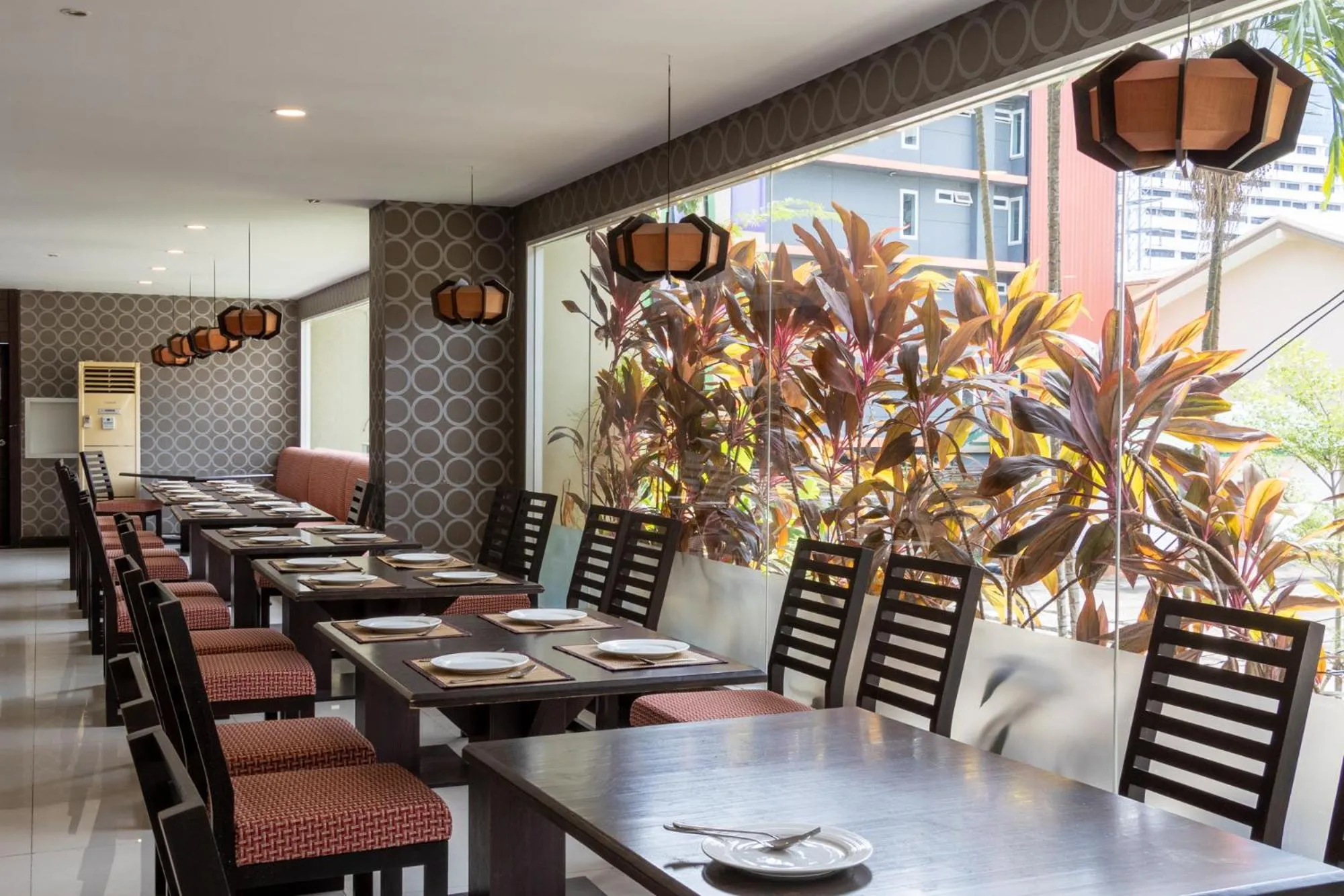 Restaurant/places to eat in Boss Suites Nana Hotel