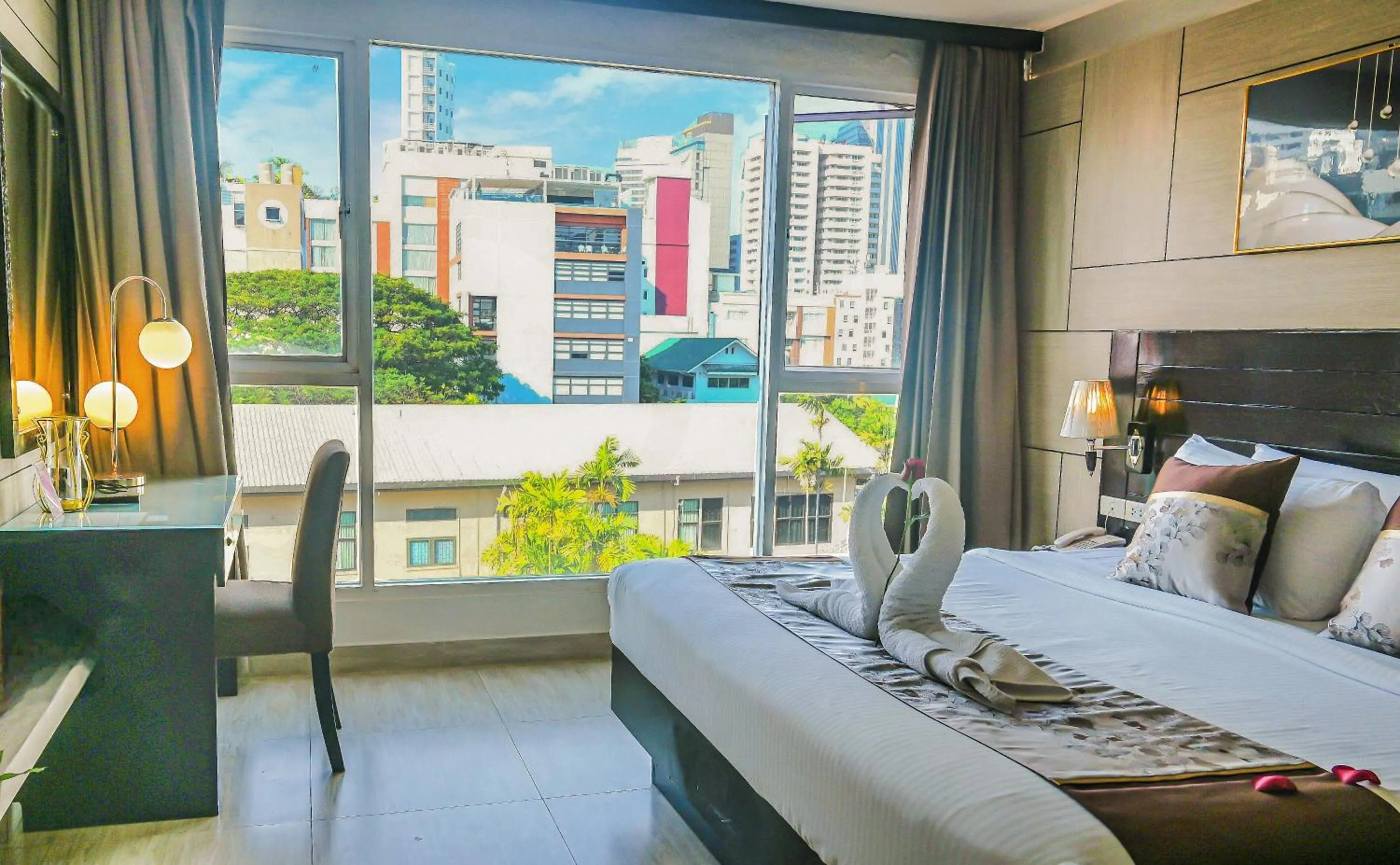 Bed in Boss Suites Nana Hotel