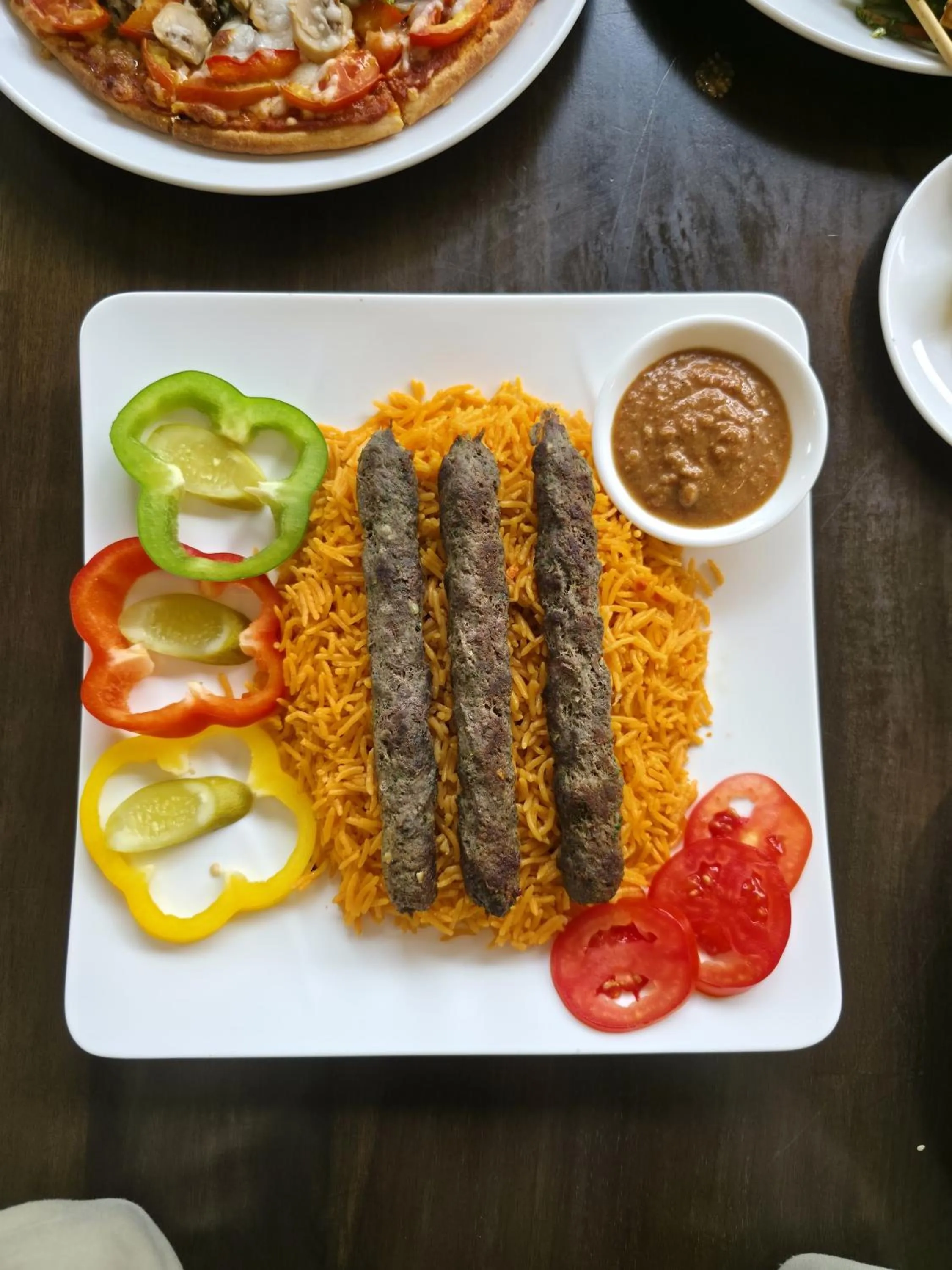 Restaurant/places to eat in Boss Suites Nana Hotel