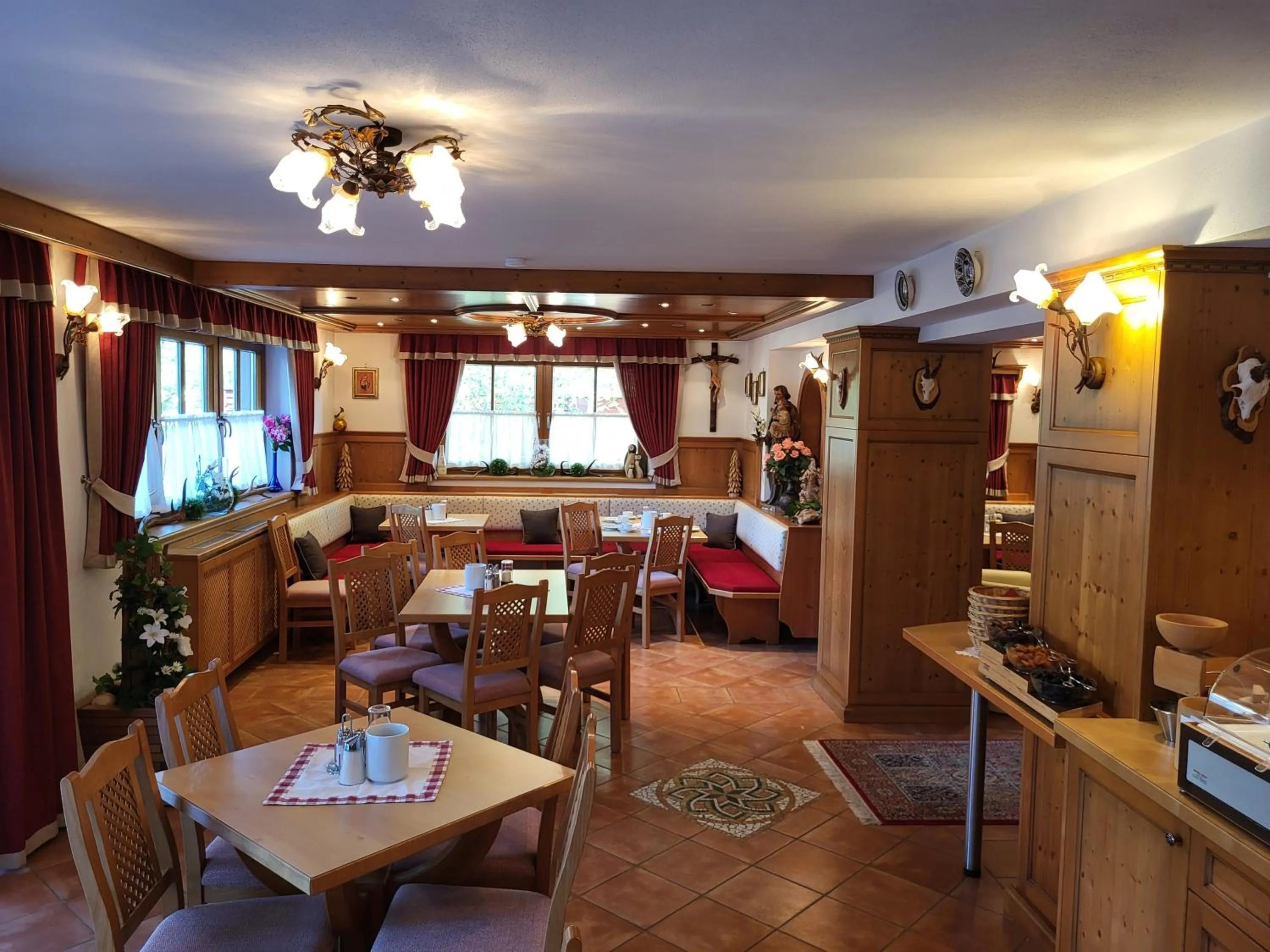 Breakfast in Hotel Garni Landhaus Trenkenbach