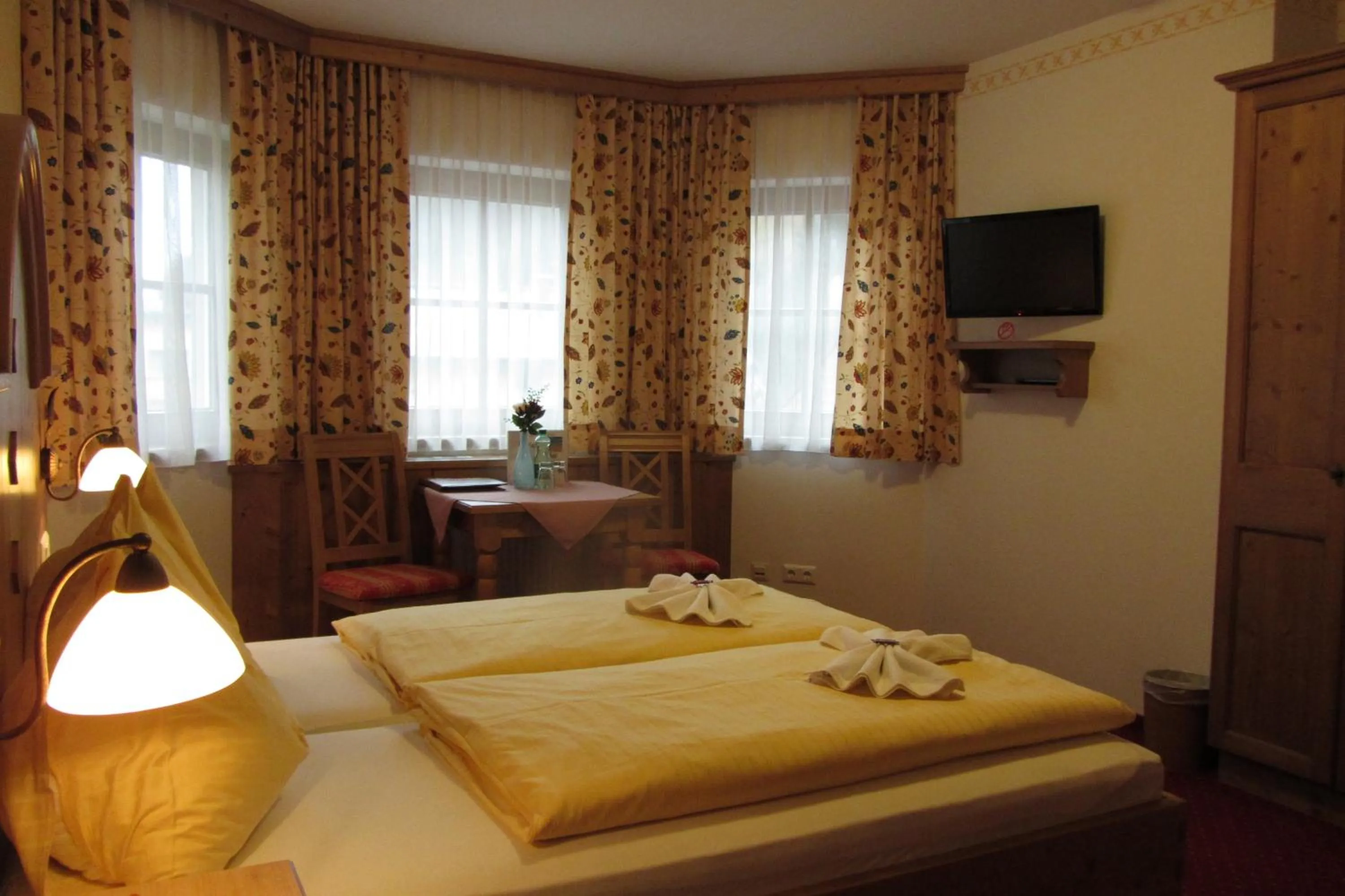 Bedroom, Bed in Hotel Garni Landhaus Trenkenbach