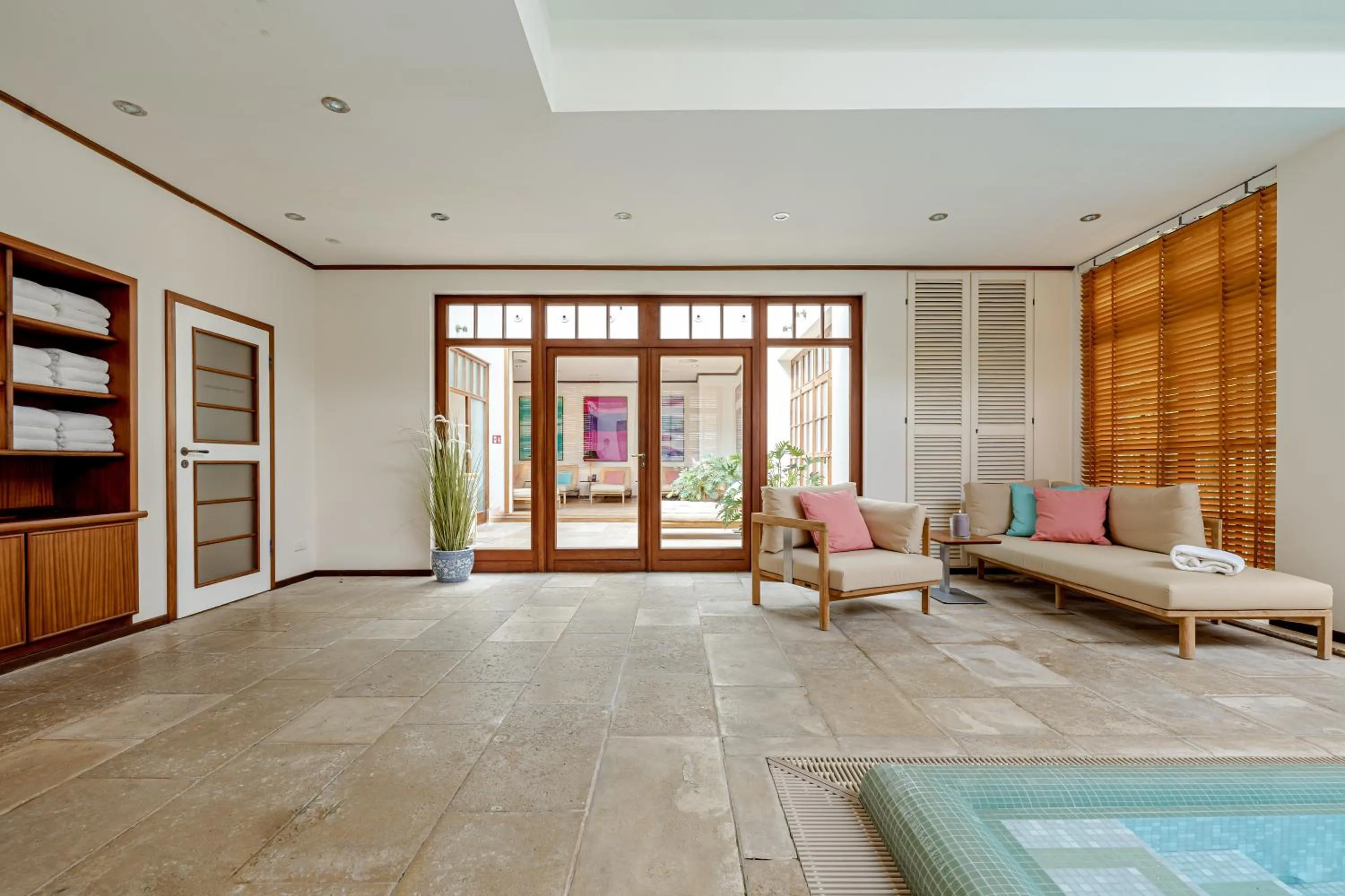 Swimming pool in Hotel Stadt Hamburg