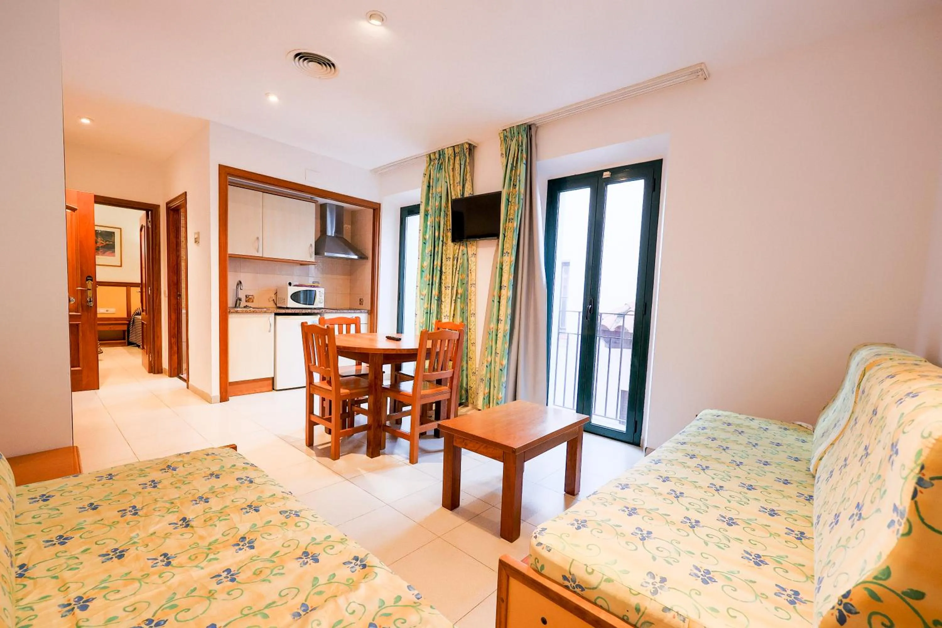 Kitchen or kitchenette, Bed in Apartamentos Royal