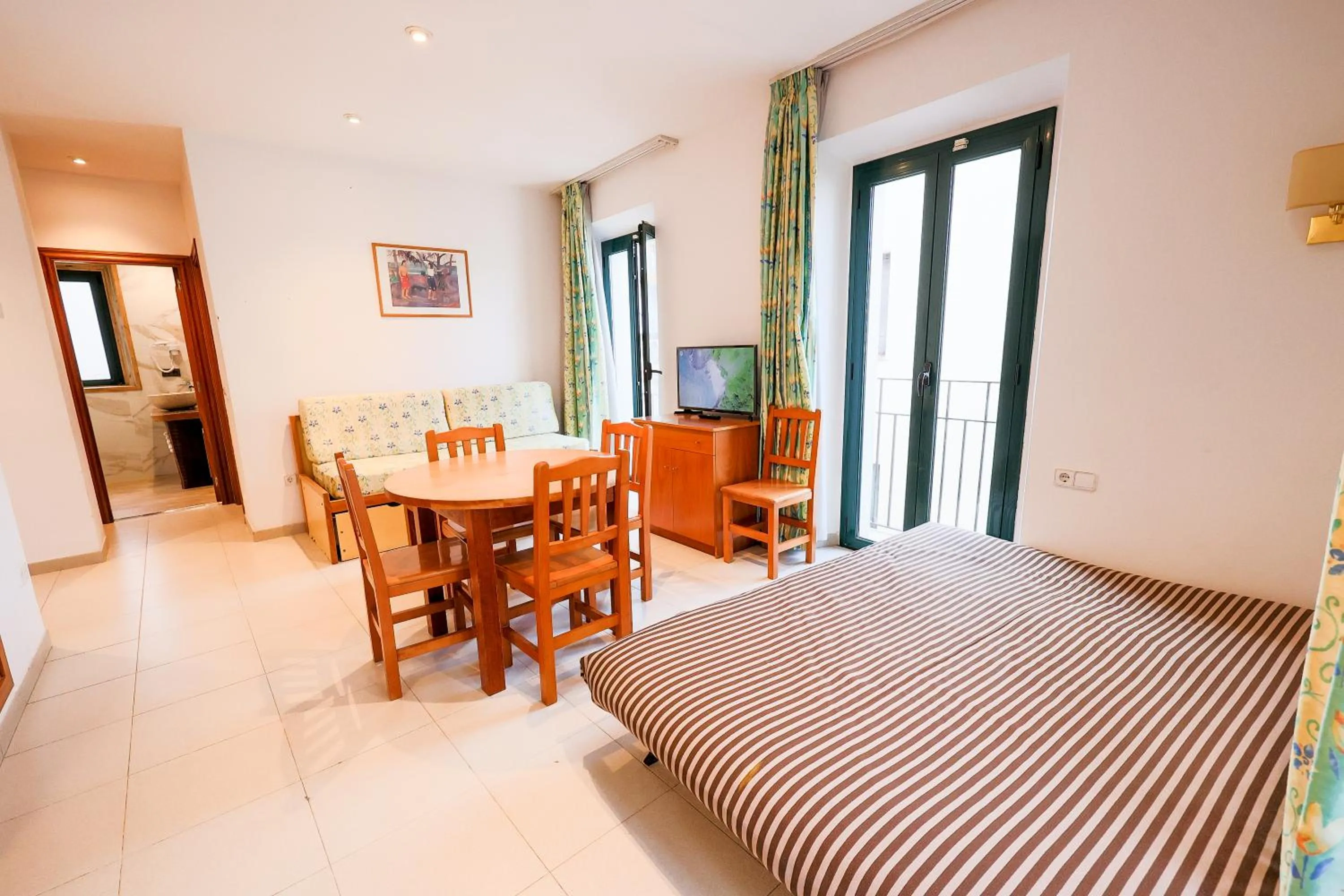 Living room, Bed in Apartamentos Royal