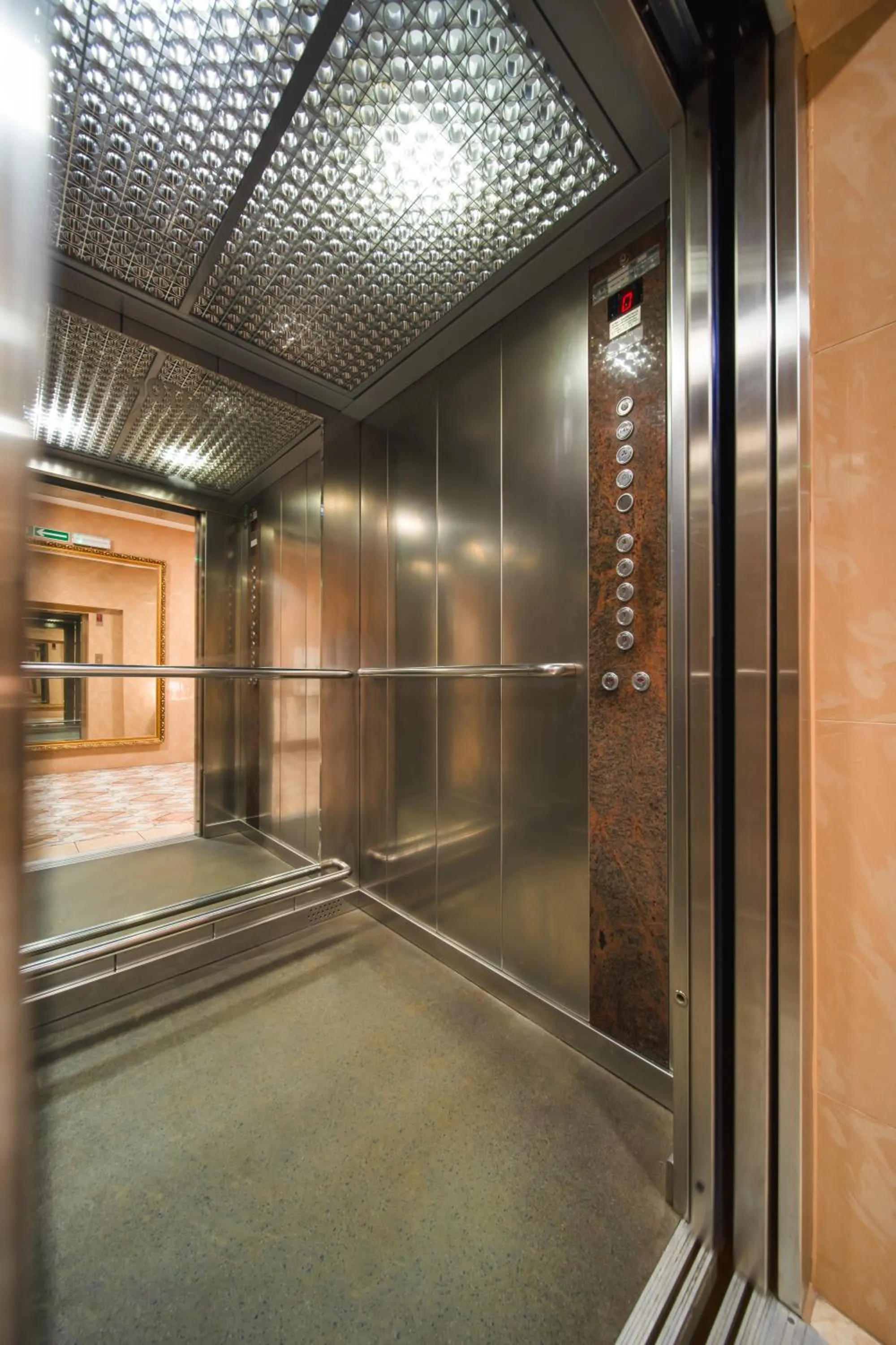 elevator in Hotel Nad Pisą