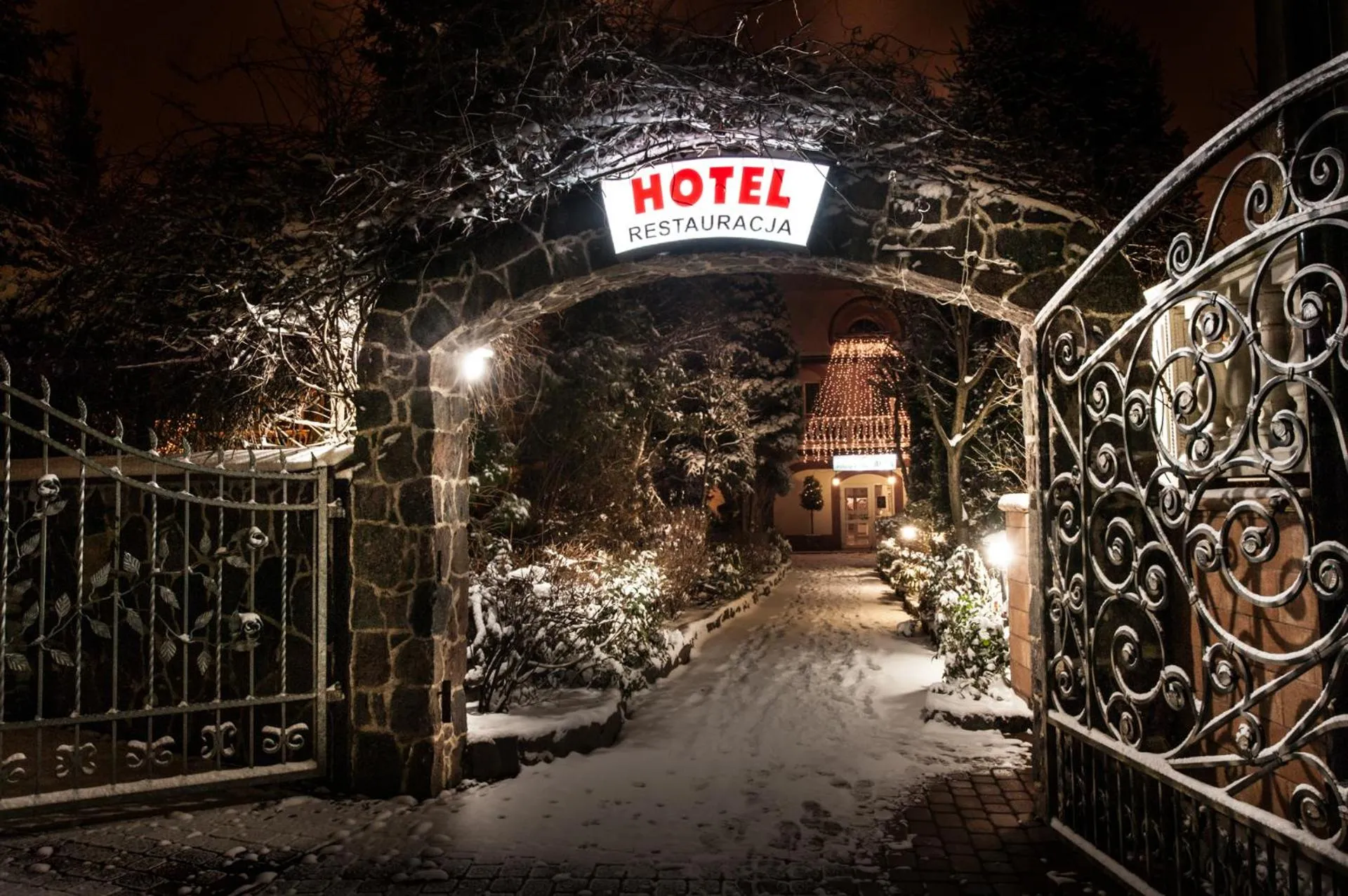 Night in Hotel Nad Pisą