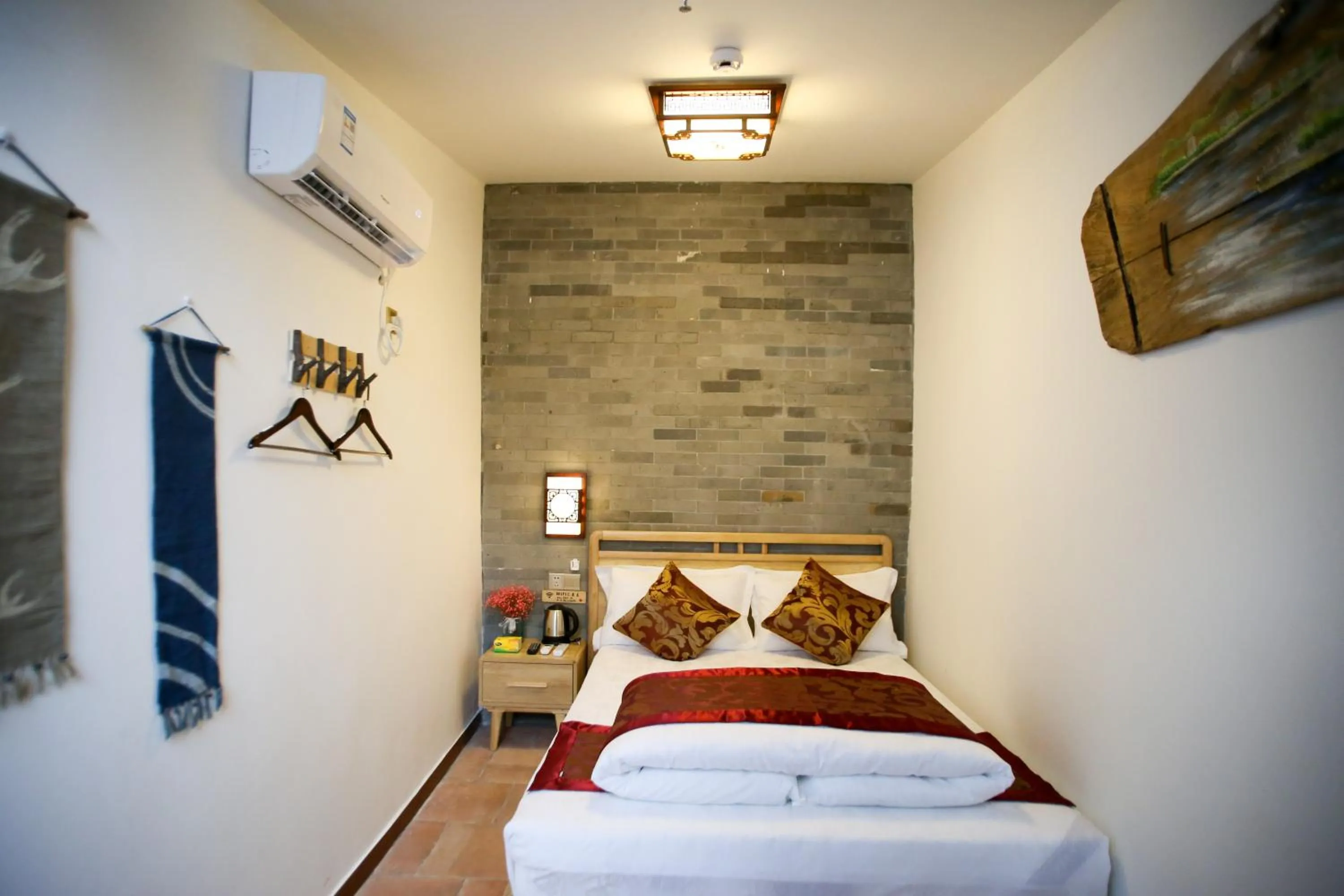 Photo of the whole room, Bed in Manju Inn