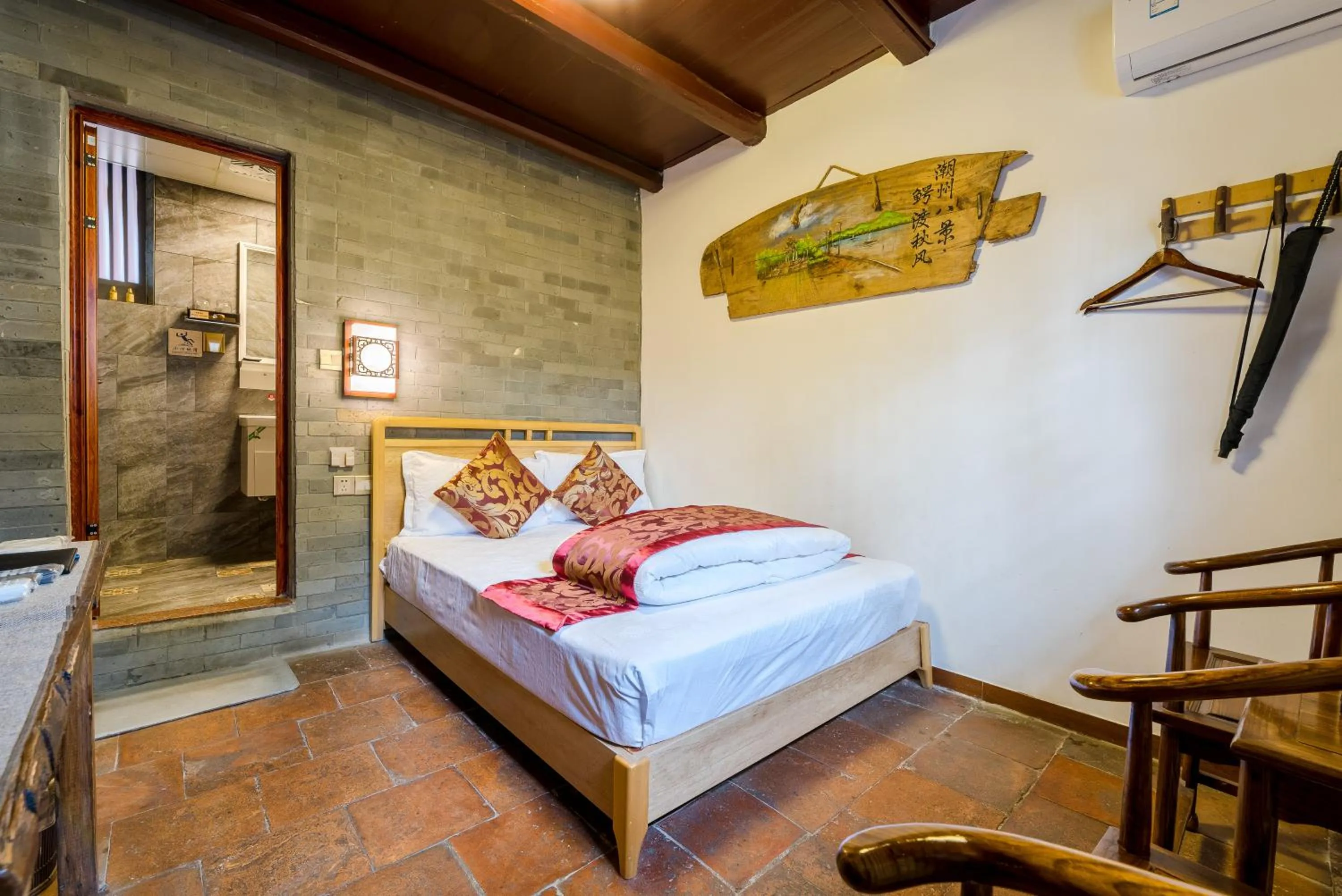 Photo of the whole room, Bed in Manju Inn