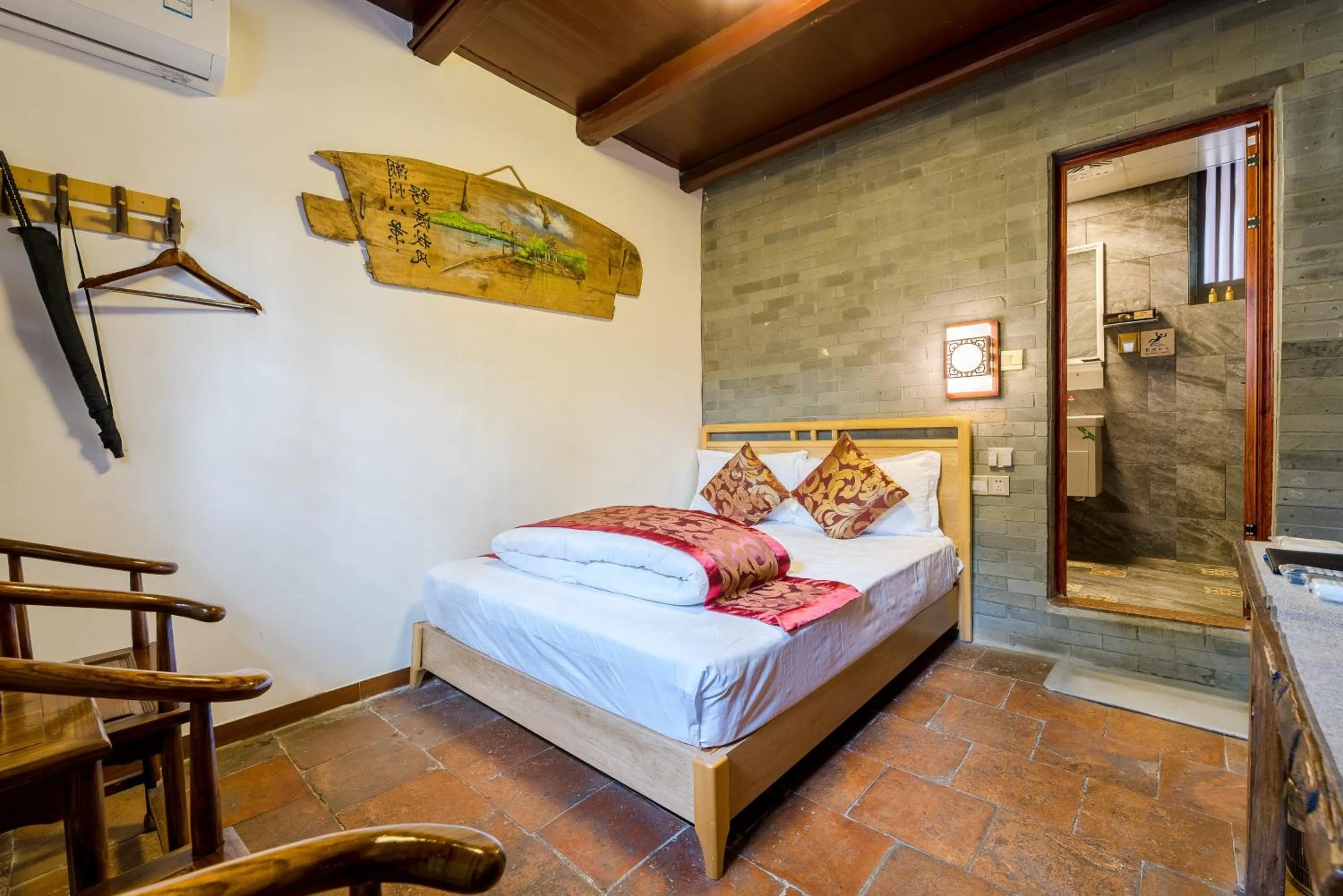 Photo of the whole room, Bed in Manju Inn