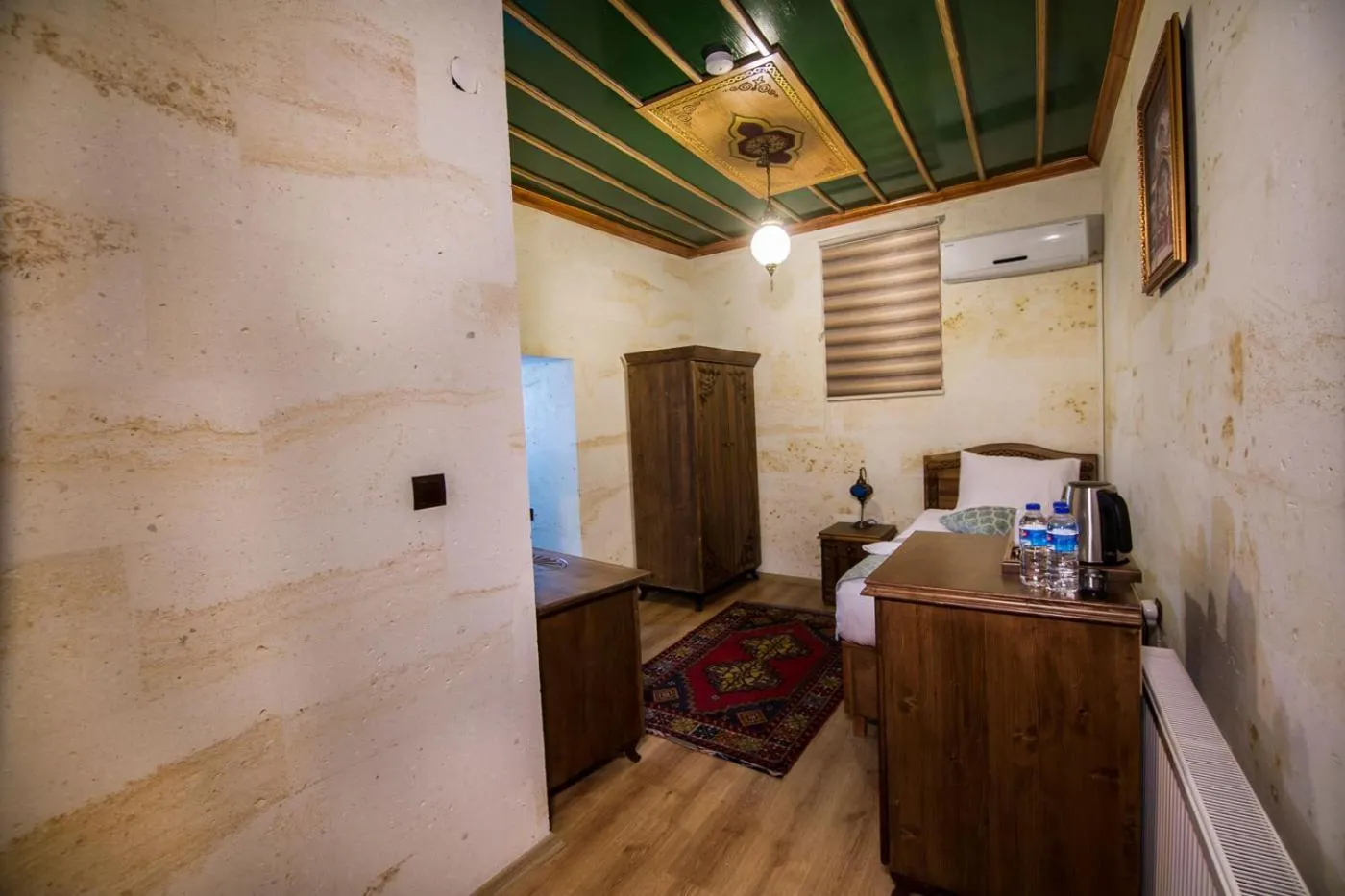 Photo of the whole room, Bed in Cappadocia Ozbek Stone House