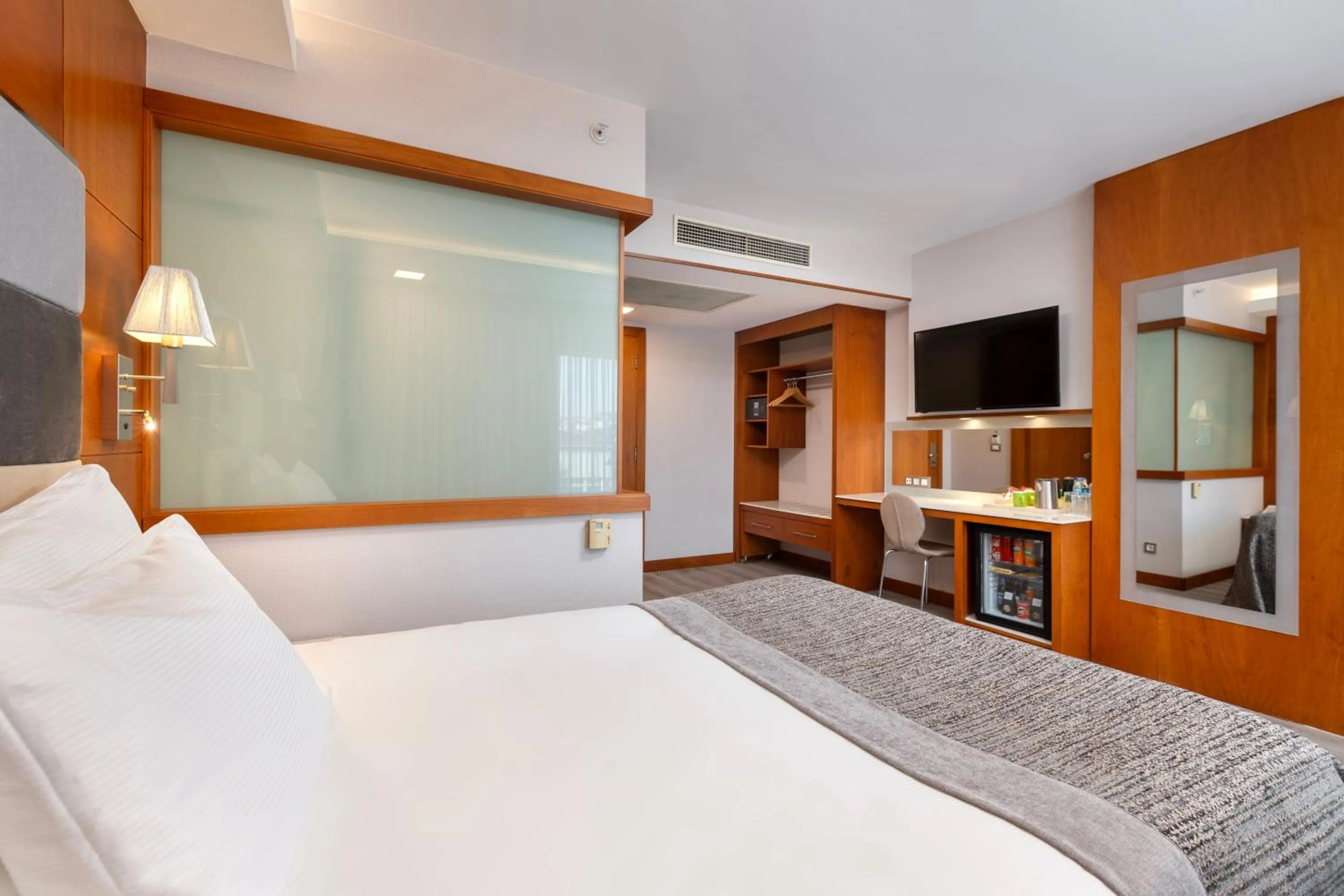 Photo of the whole room, Bed in Limak Ambassadore Hotel Ankara