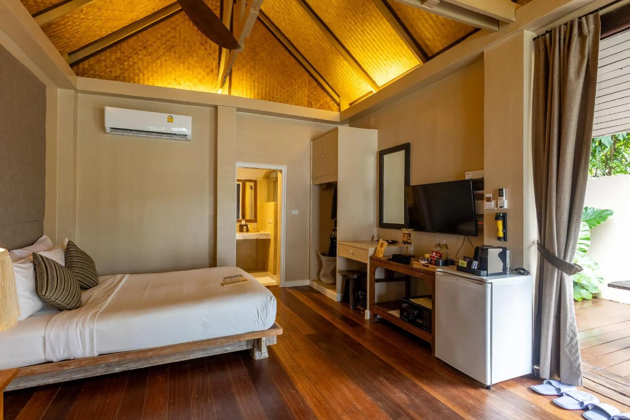 Bed in Tolani Resort Koh Kood