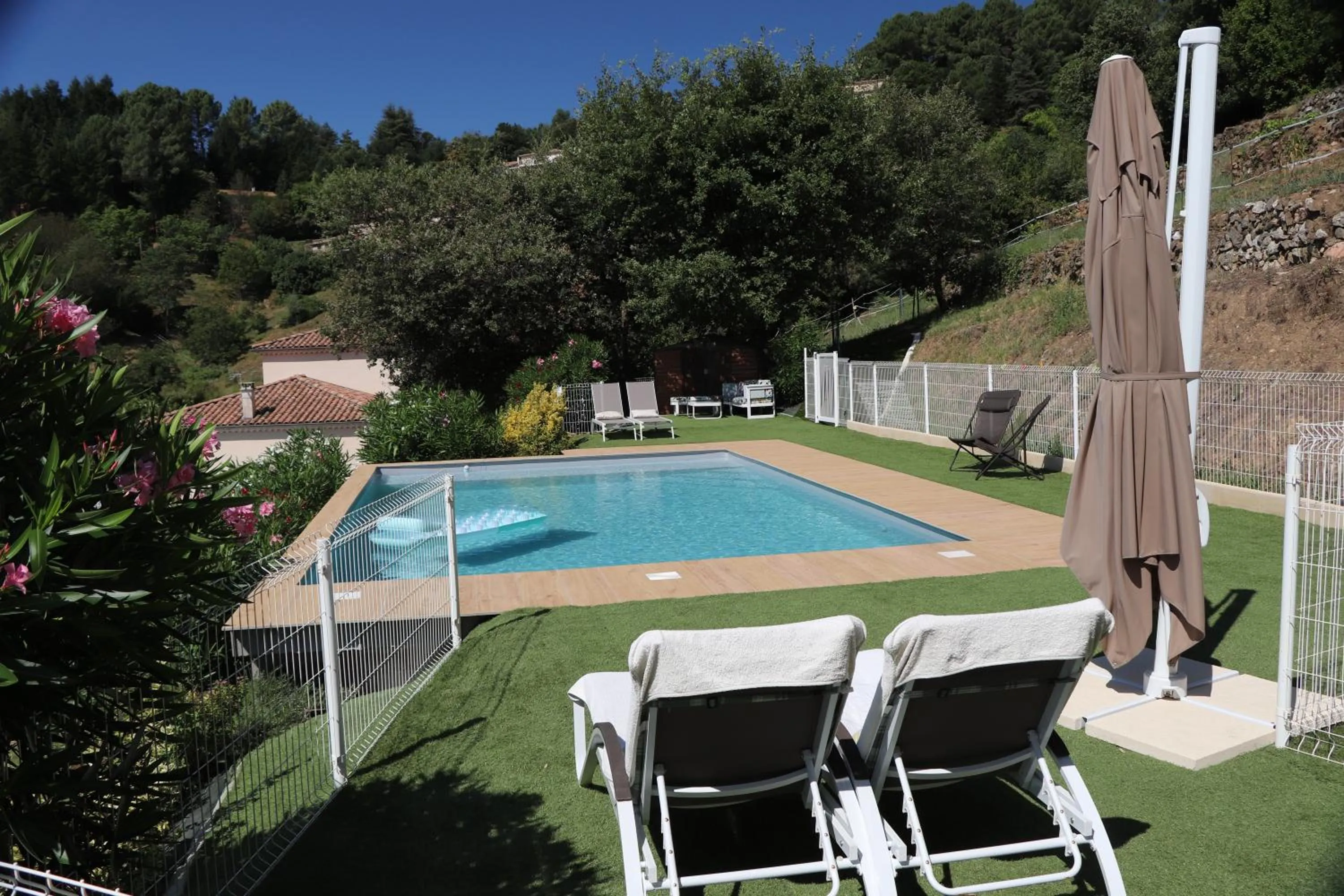 Pool view in Les Clos De La Vigne