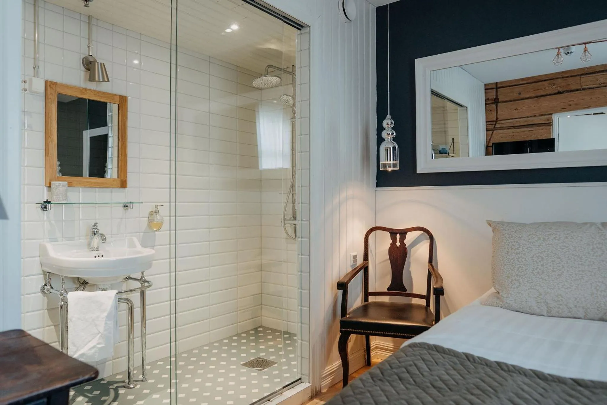 Shower, Bed in Lillan Hotel & Kök