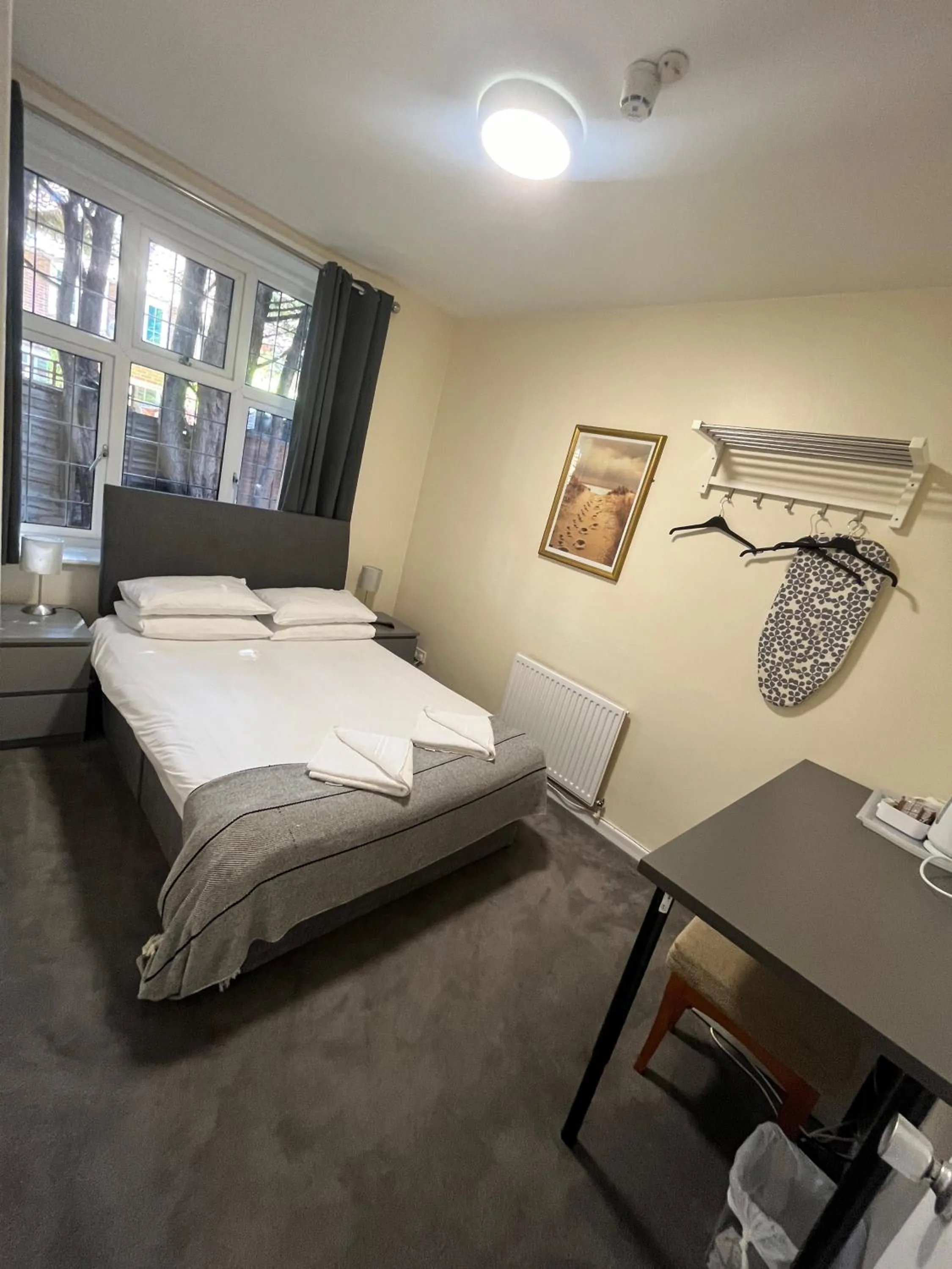 Coffee/tea facilities, Bed in The Admirals Inn Guest House