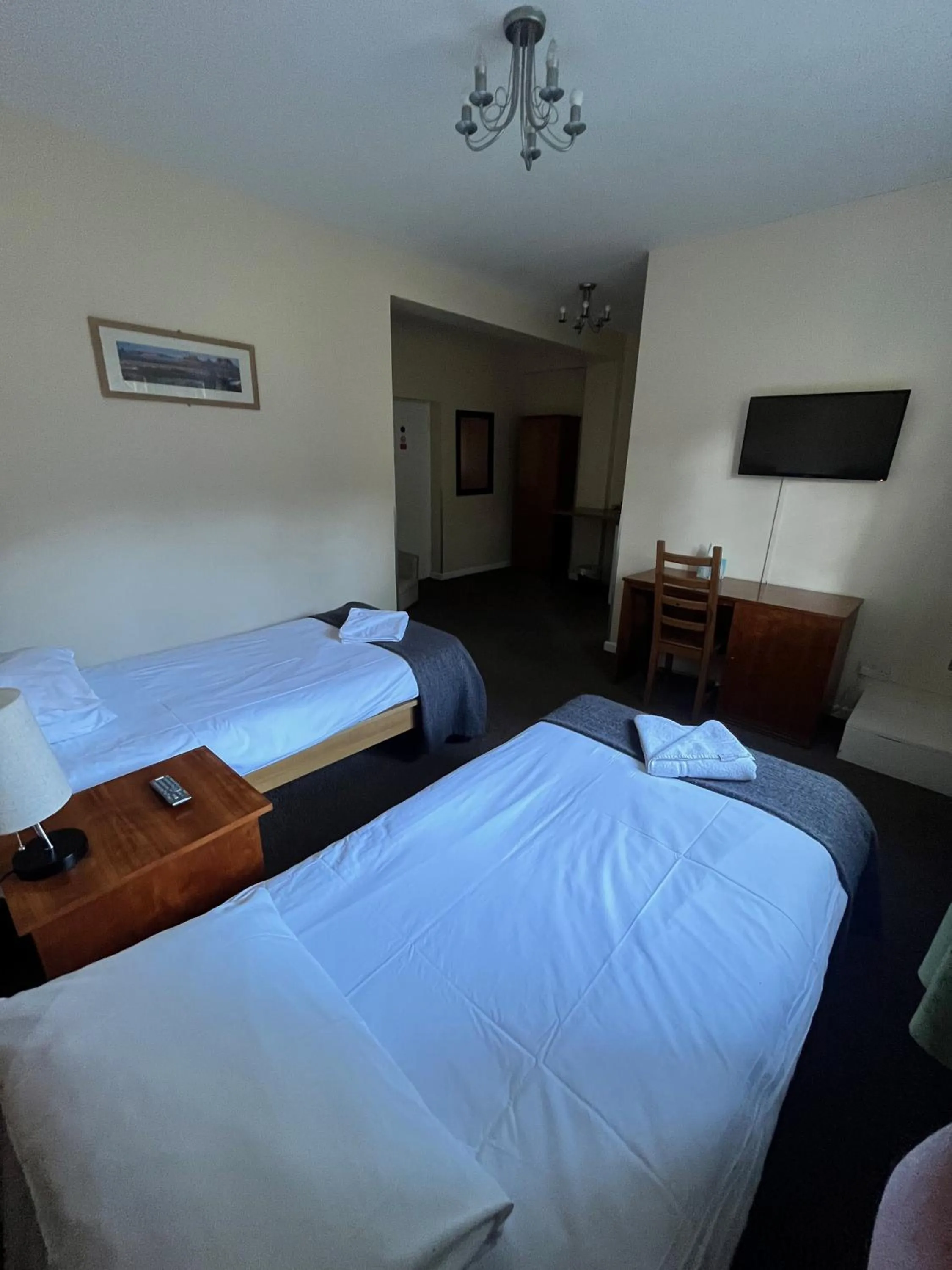 TV and multimedia, Bed in The Admirals Inn Guest House