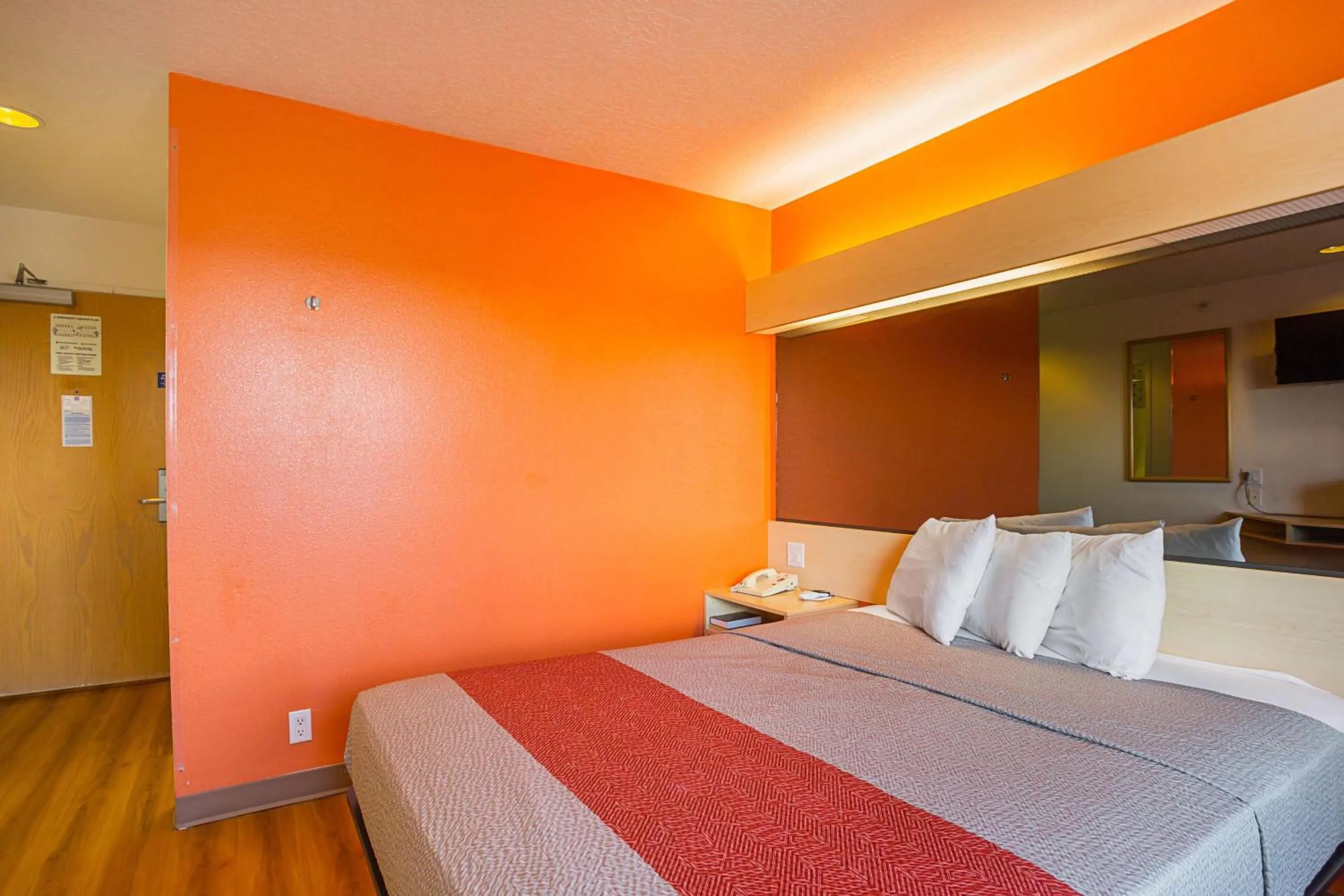 Photo of the whole room, Bed in Motel 6-Bernalillo, NM