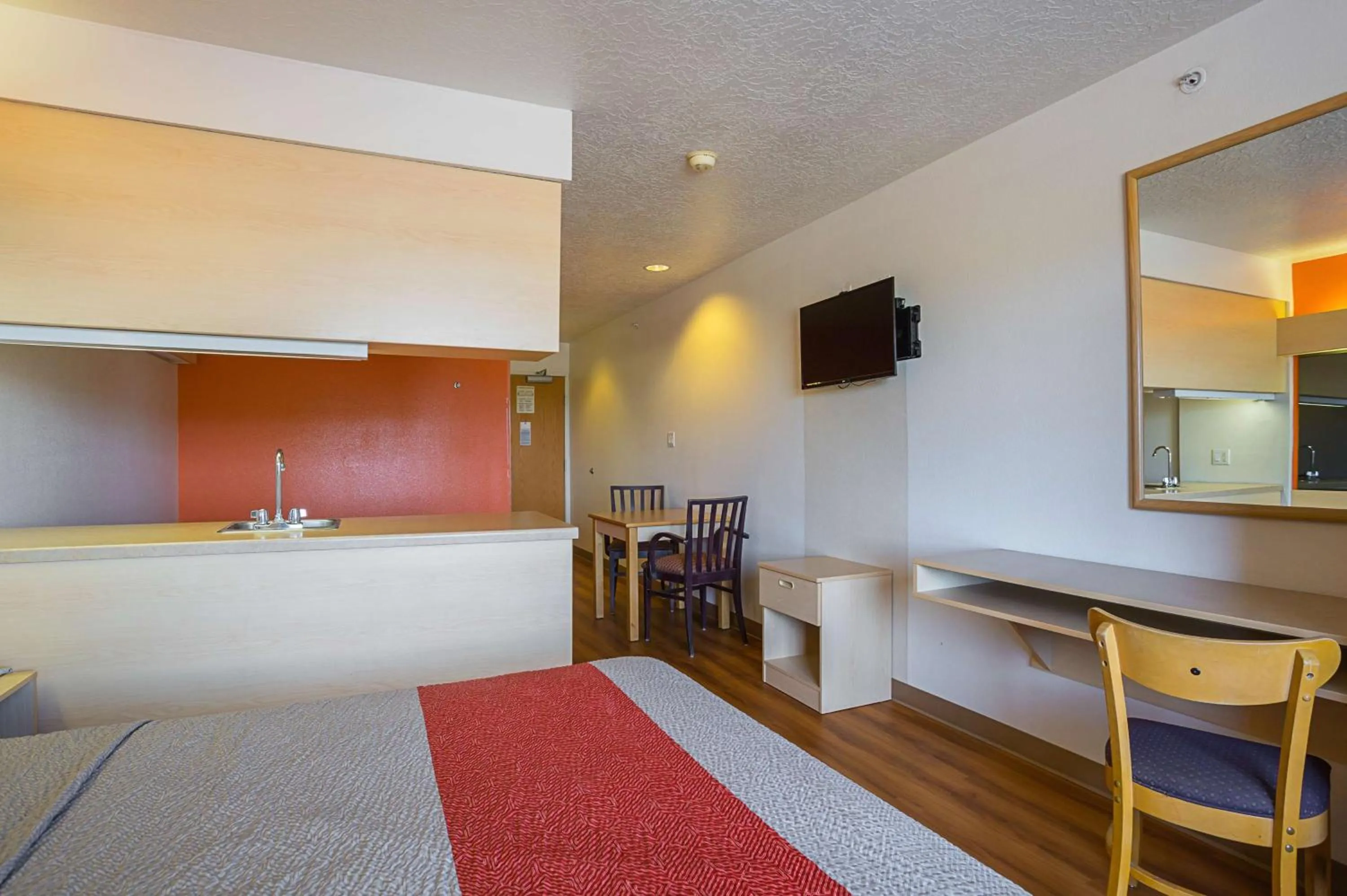 TV and multimedia, Bed in Motel 6-Bernalillo, NM