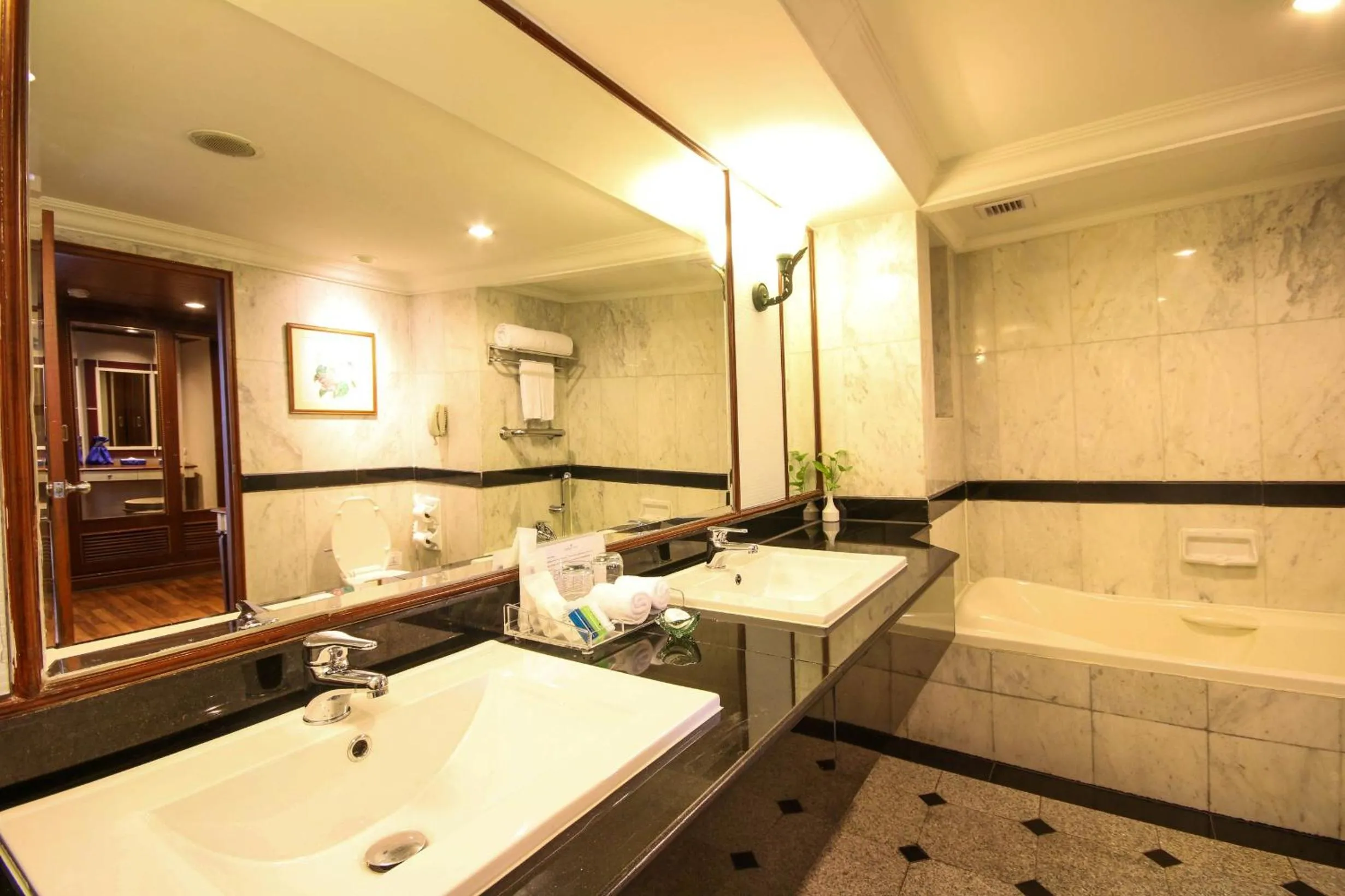 Shower in Golden Tulip Sovereign Hotel Bangkok