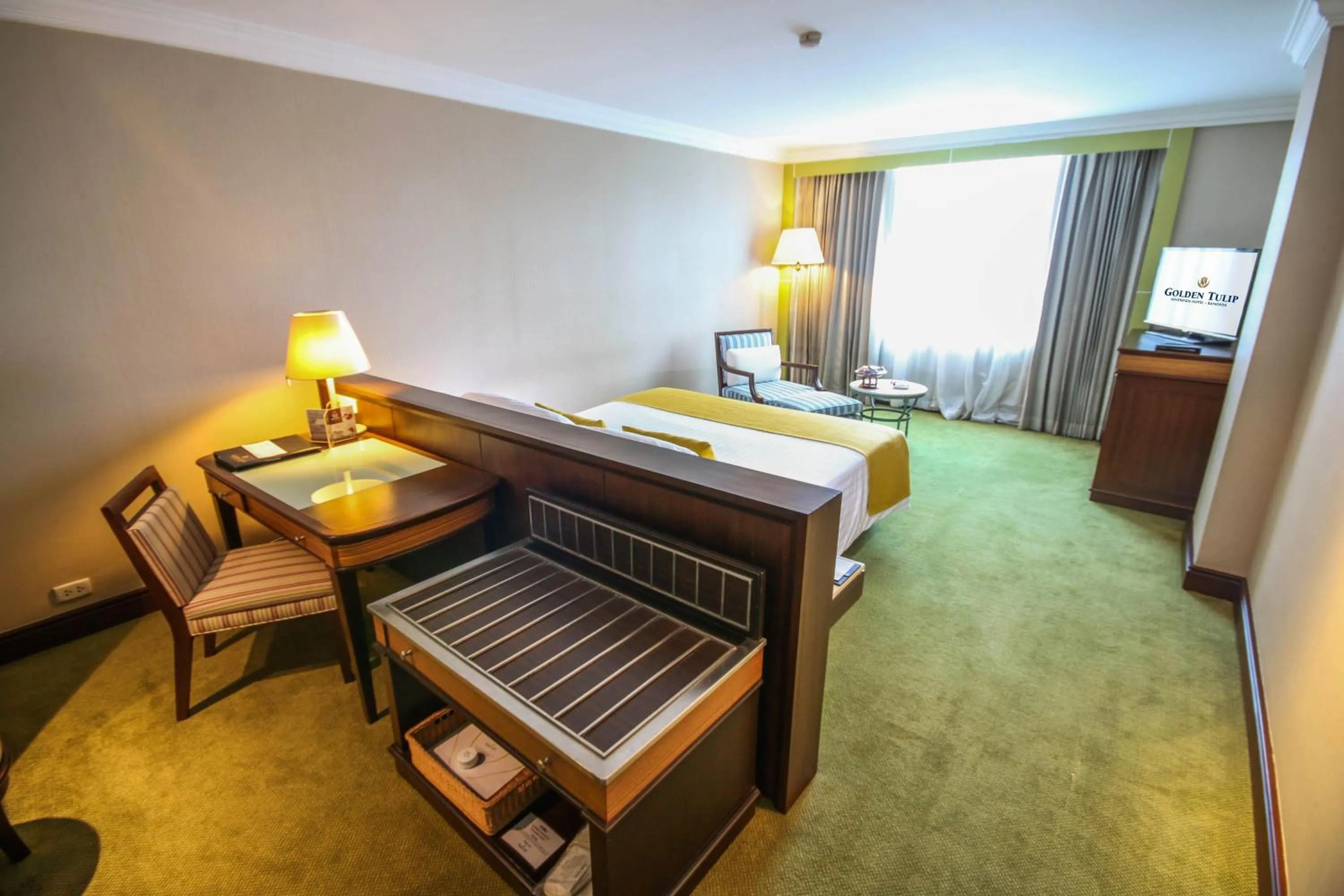 Bed in Golden Tulip Sovereign Hotel Bangkok