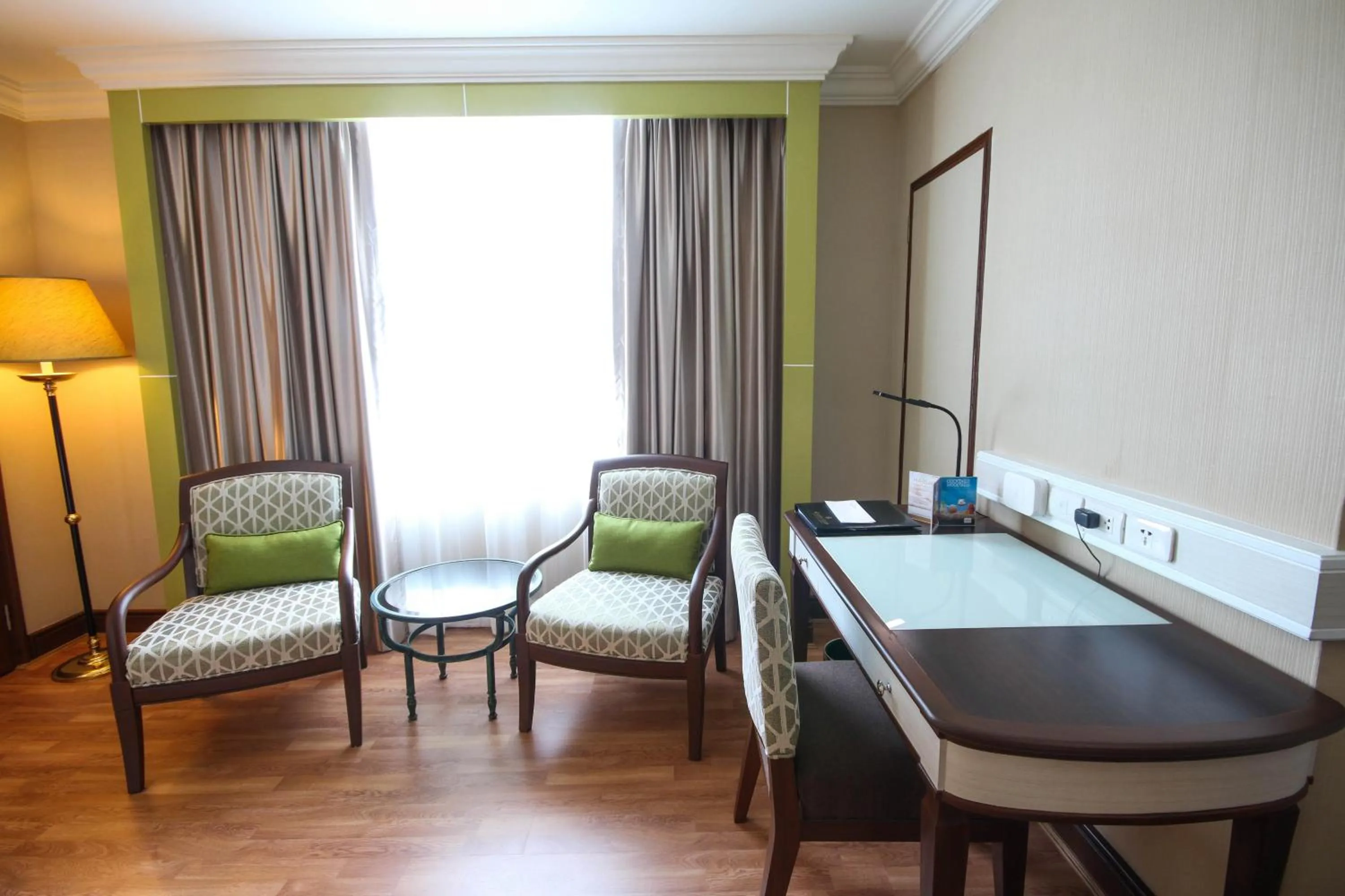 Seating area in Golden Tulip Sovereign Hotel Bangkok