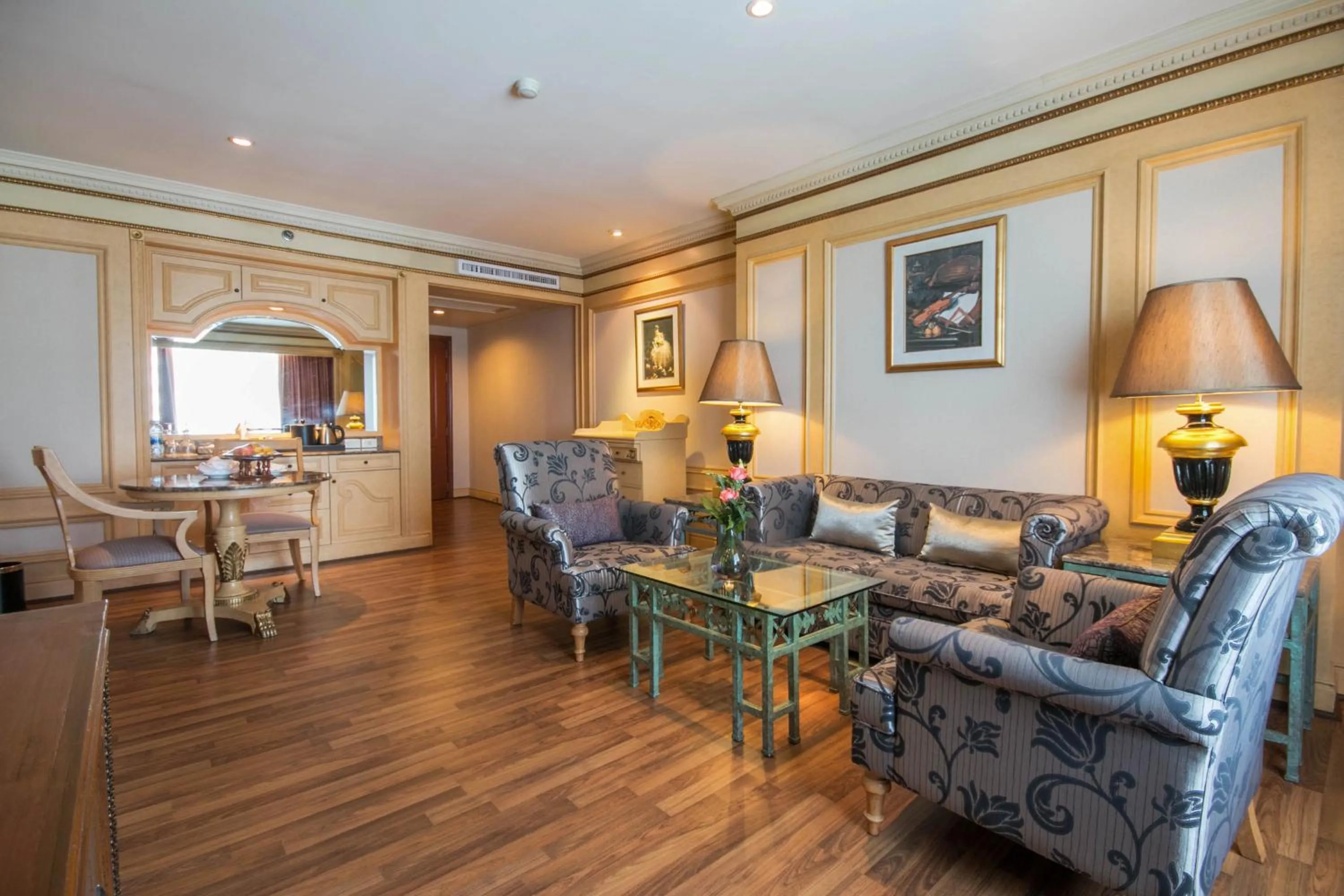 Living room in Golden Tulip Sovereign Hotel Bangkok