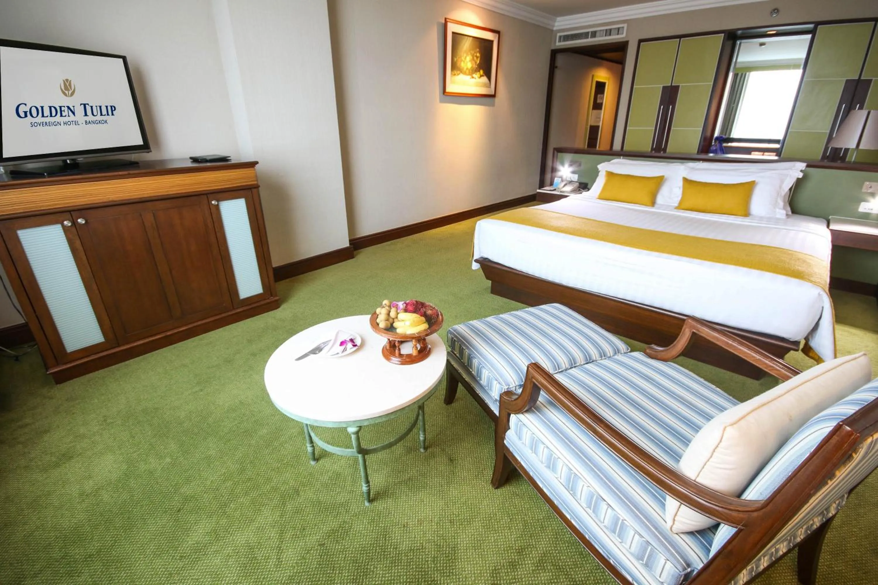 Bed in Golden Tulip Sovereign Hotel Bangkok