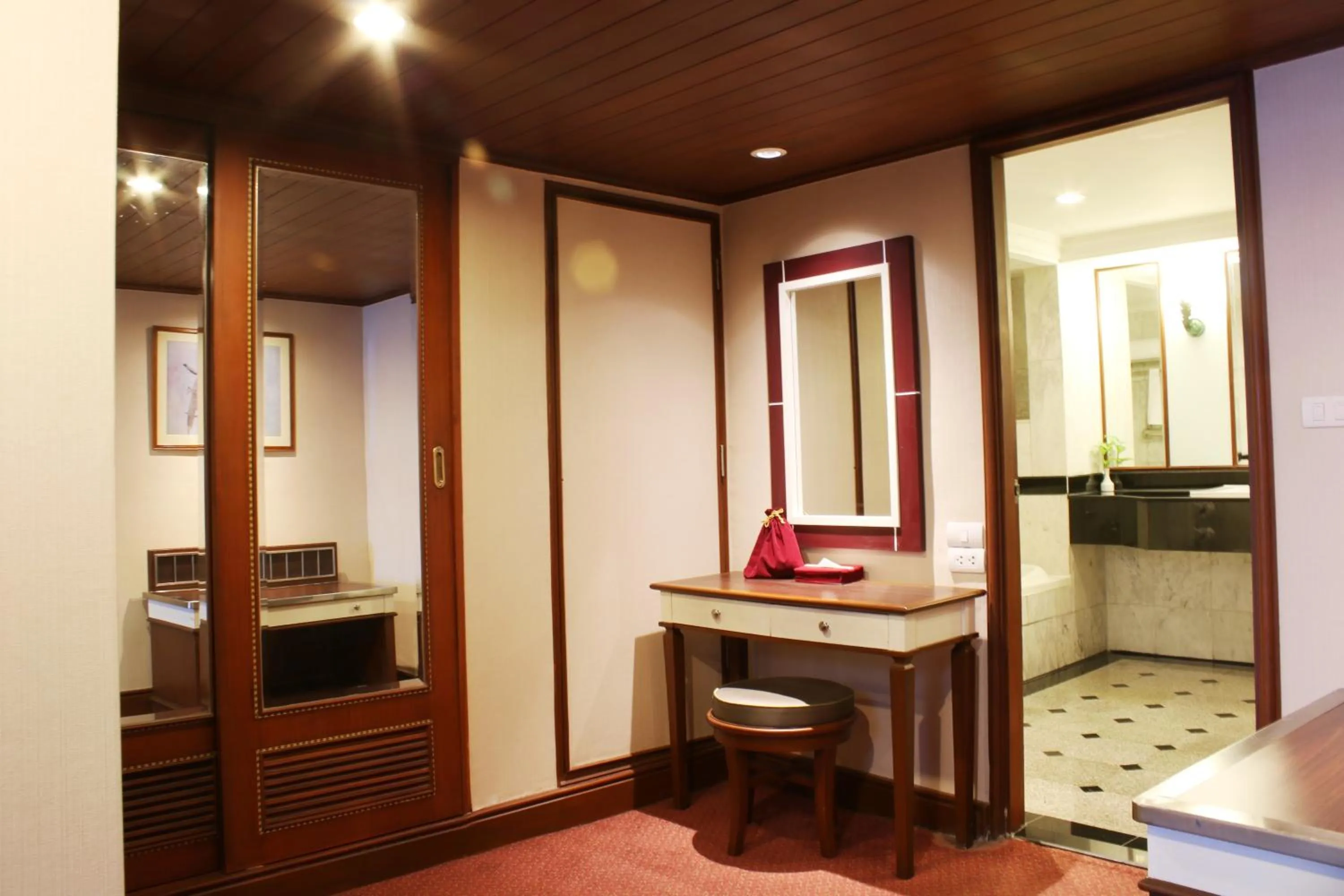 Area and facilities in Golden Tulip Sovereign Hotel Bangkok