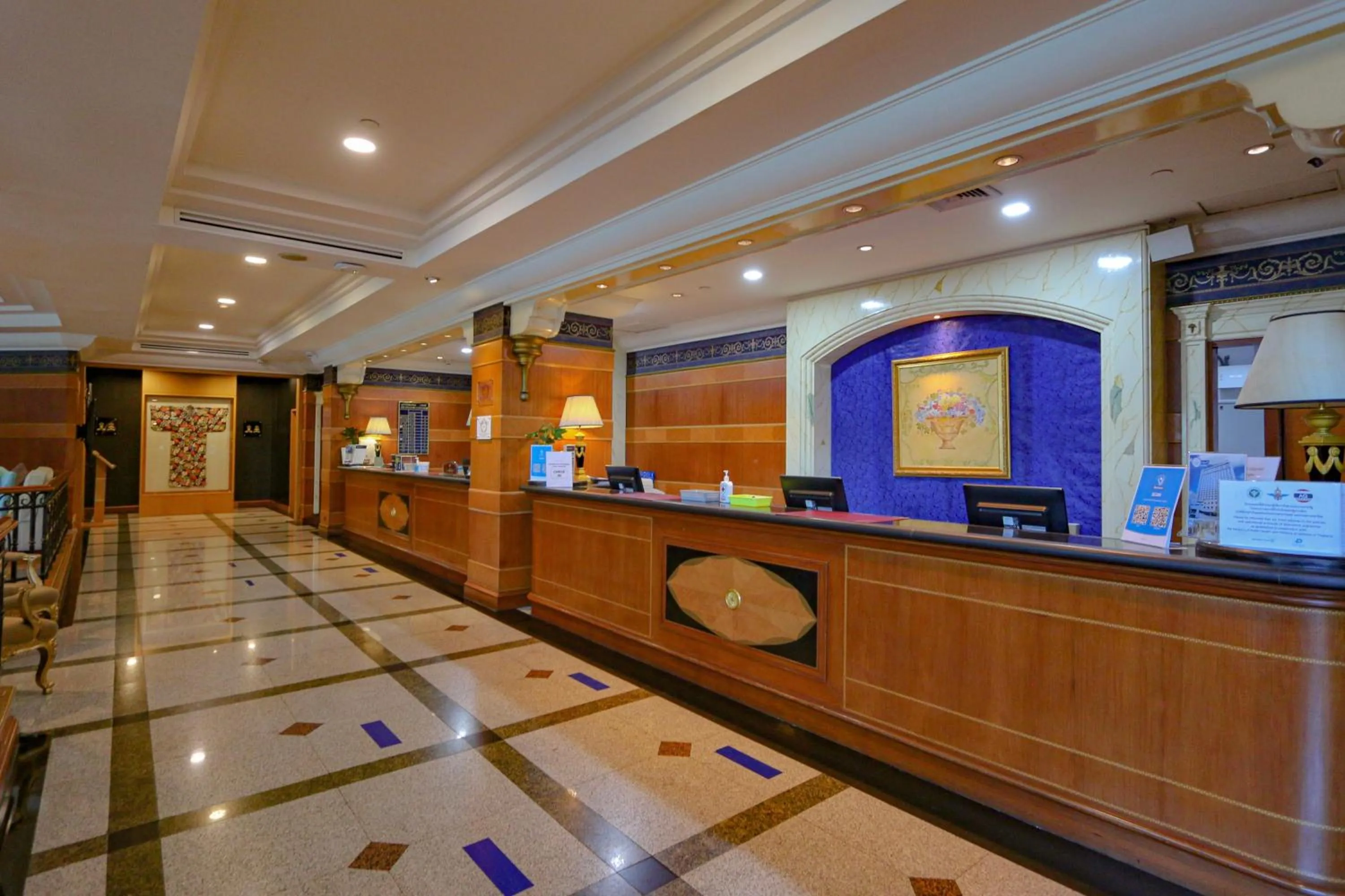 Lobby or reception in Golden Tulip Sovereign Hotel Bangkok