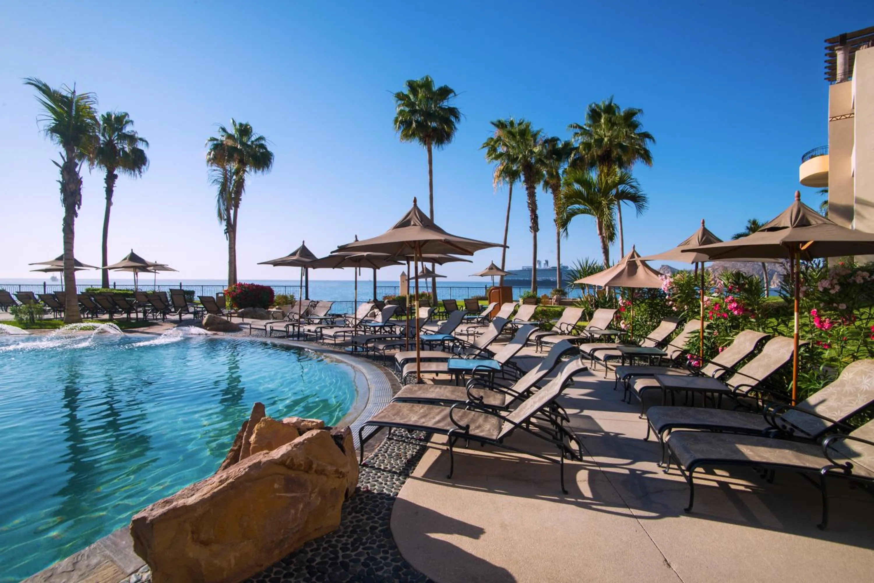 Swimming pool in Villa la Estancia Beach Resort & Spa