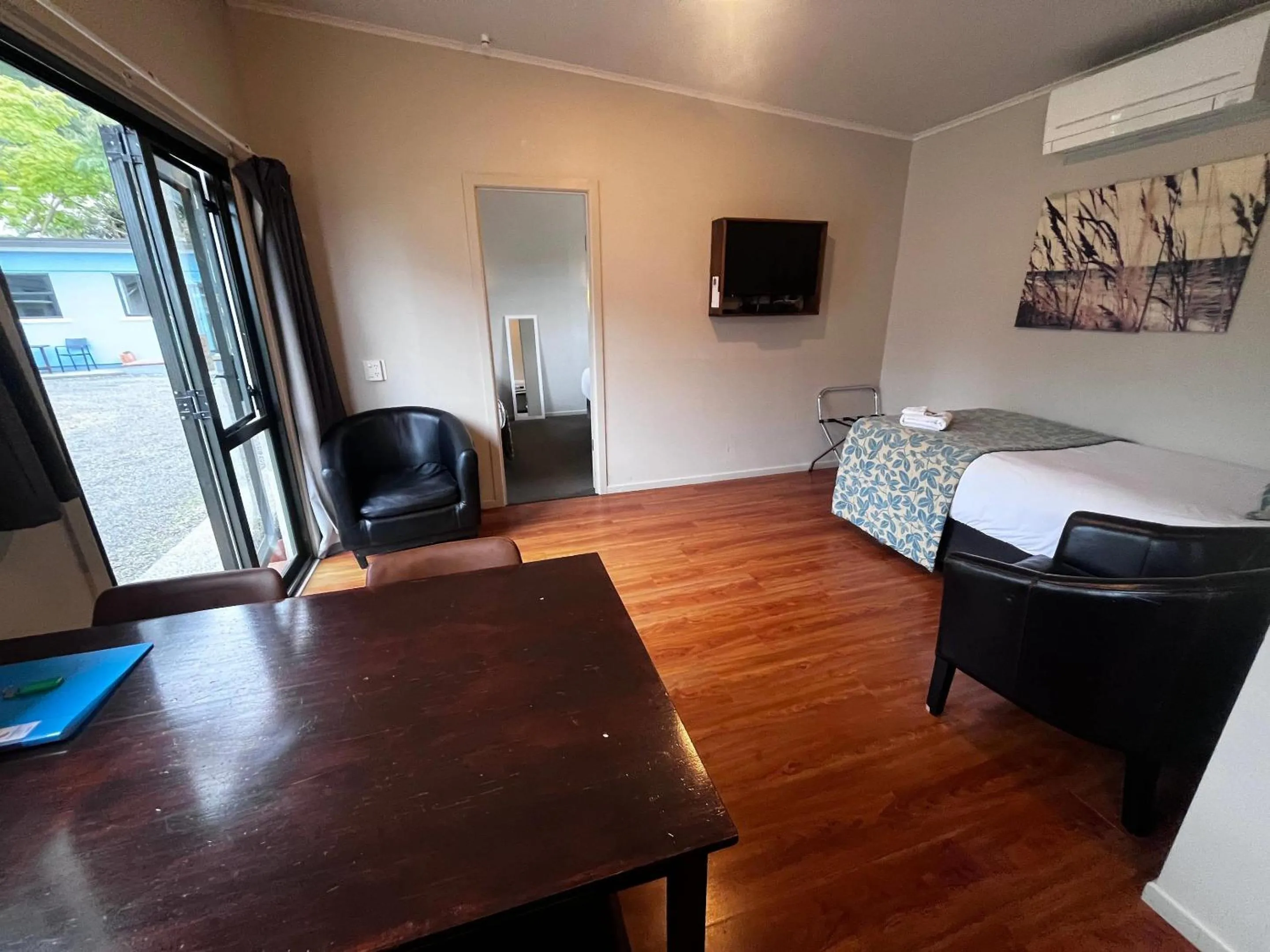 Living room, Bed in Comfort Inn Sunset