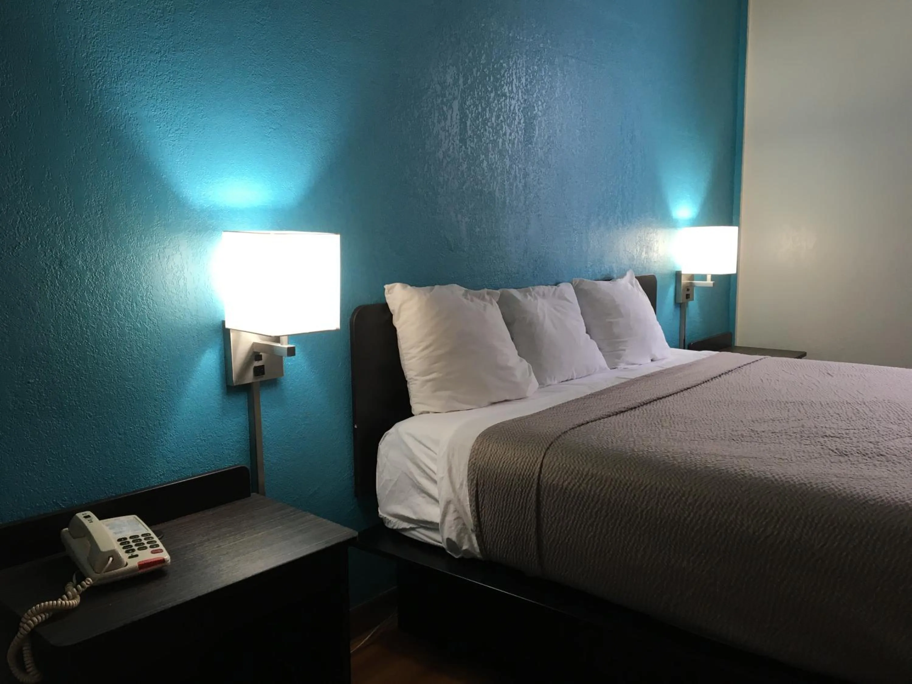 Bed in FairBridge Inn Express Melrose Park