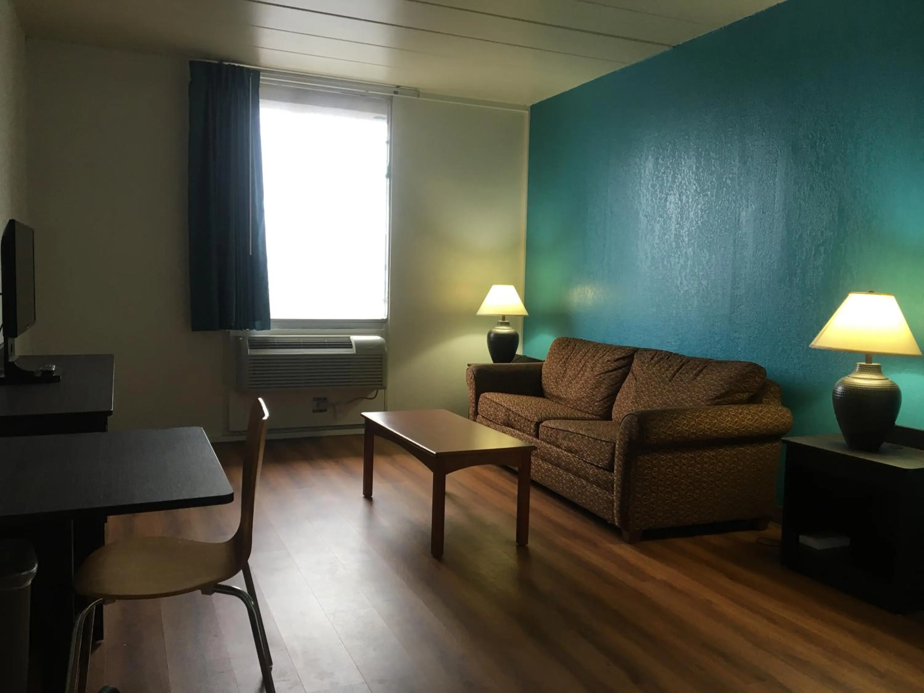 Living room, Seating Area in FairBridge Inn Express Melrose Park