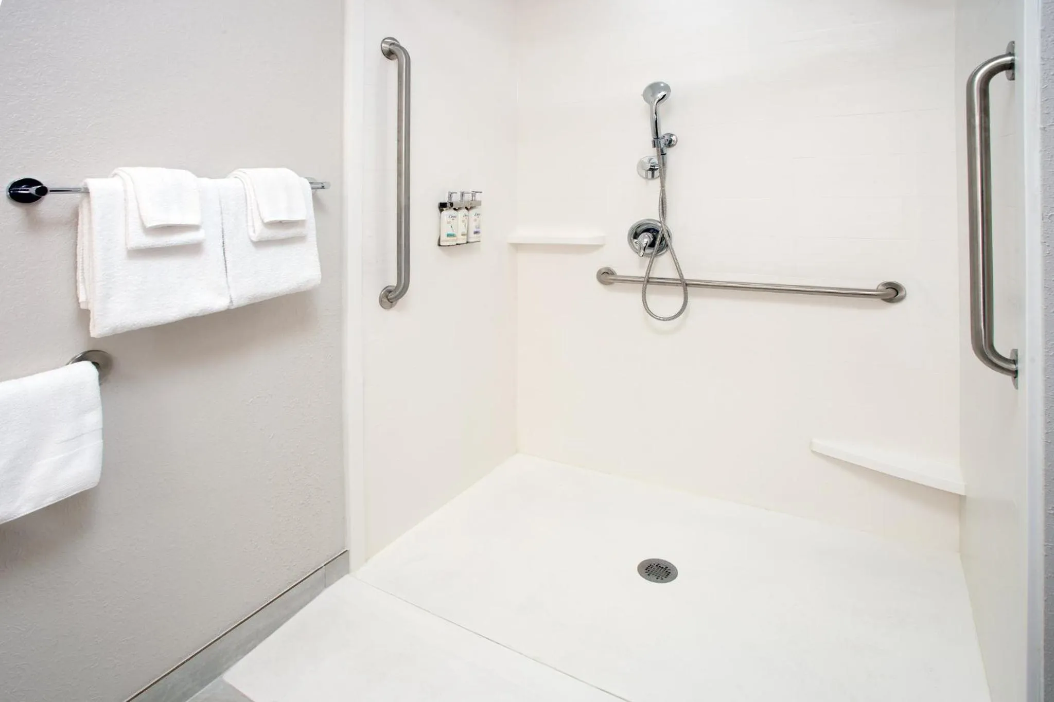 Photo of the whole room in Holiday Inn Express Pekin - Peoria Area by IHG