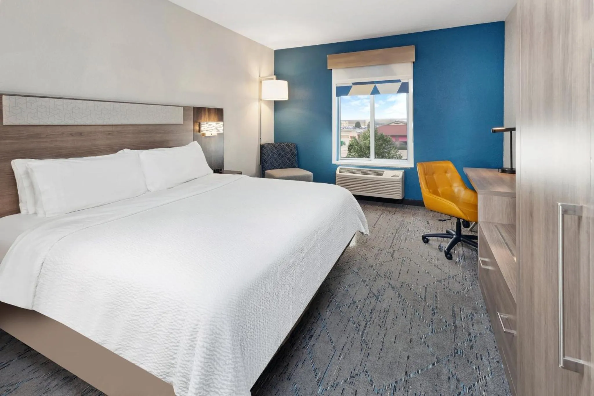 Photo of the whole room, Bed in Holiday Inn Express Pekin - Peoria Area by IHG