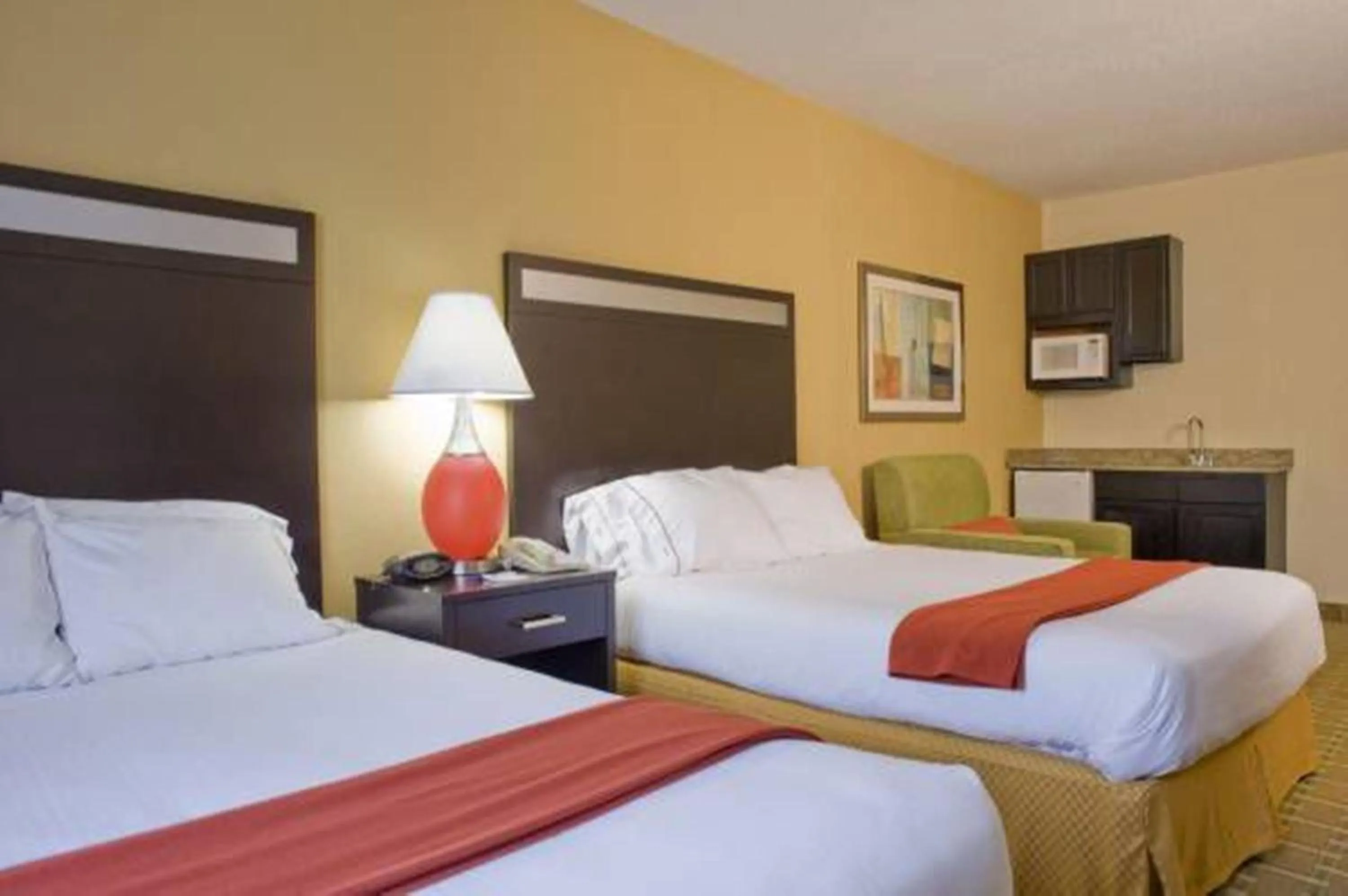 Photo of the whole room, Bed in Holiday Inn Express Hotel & Suites Kennesaw Northwest - Acworth by IHG