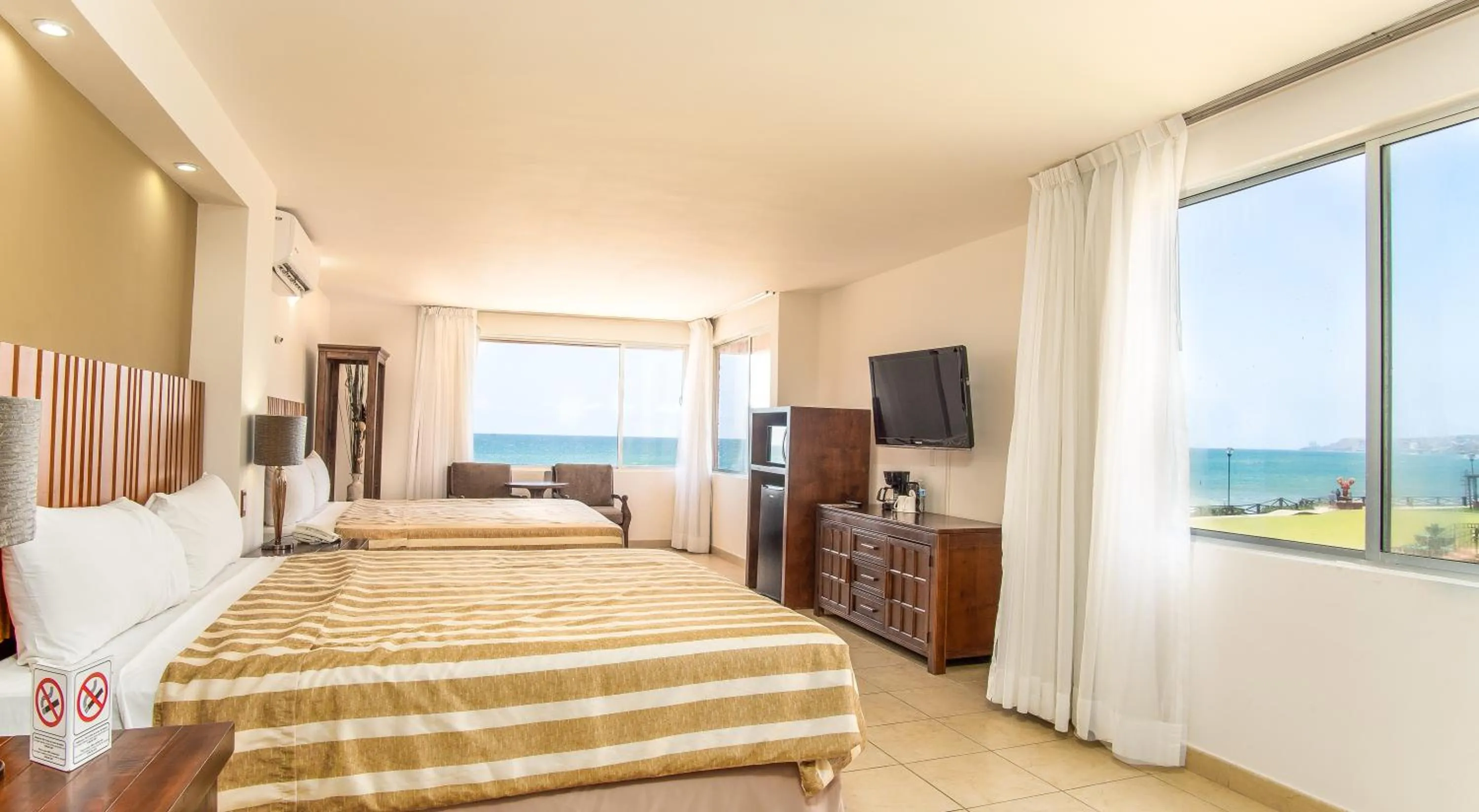 Bed in Puerto Nuevo Baja Hotel & Villas