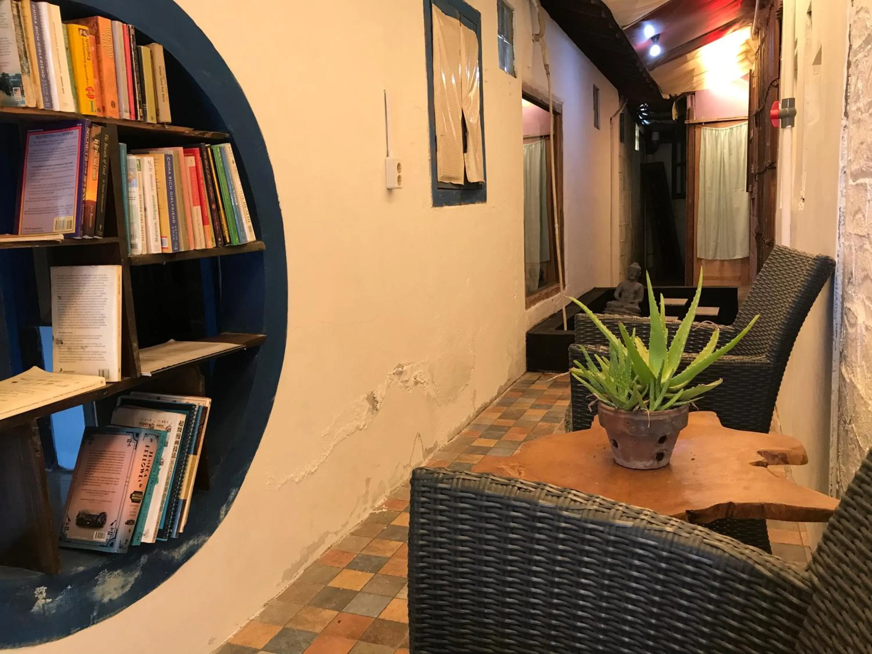Library in Arjuna Garden Homestay