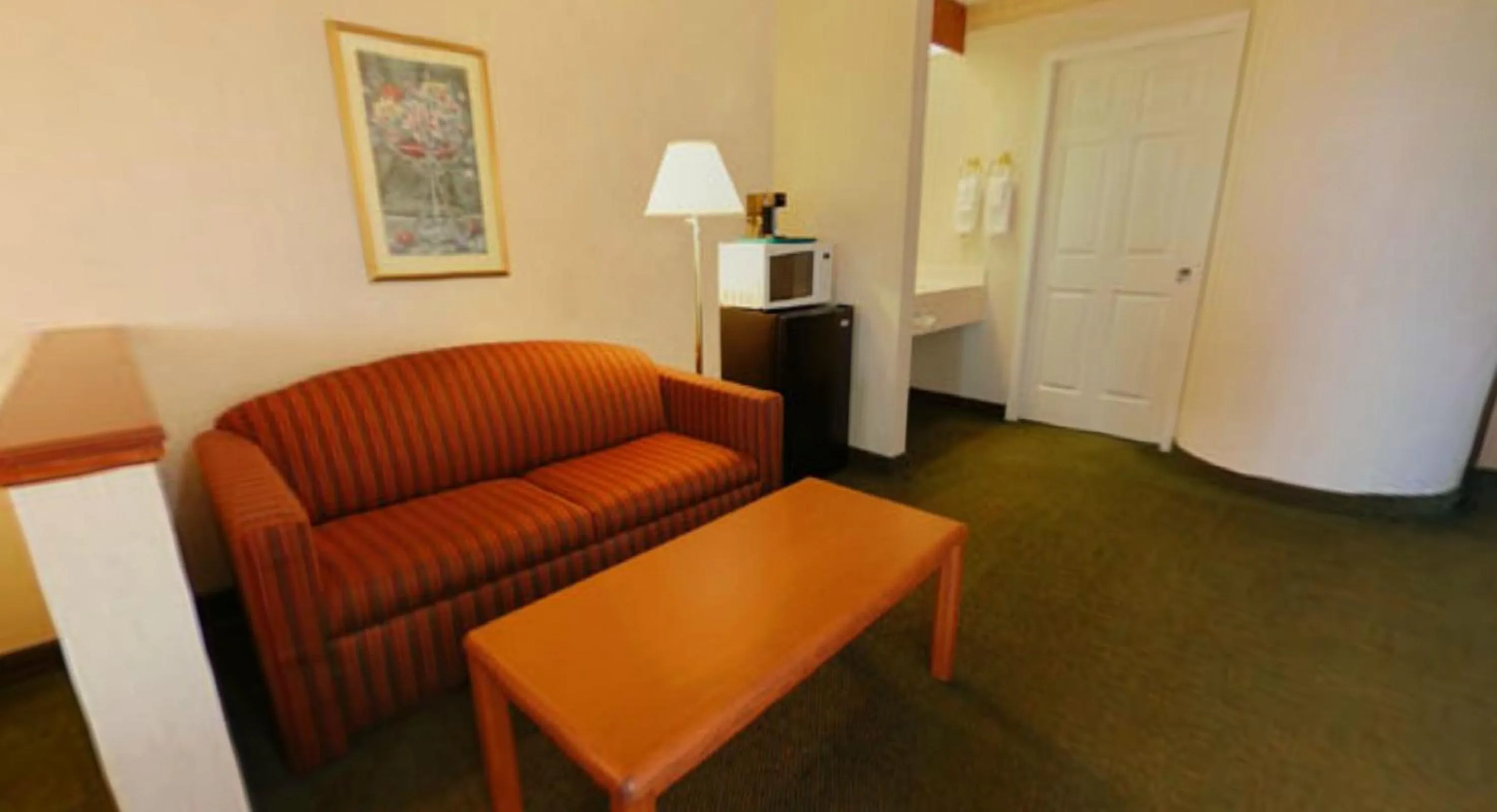Seating area in Syracuse Inn and Suites