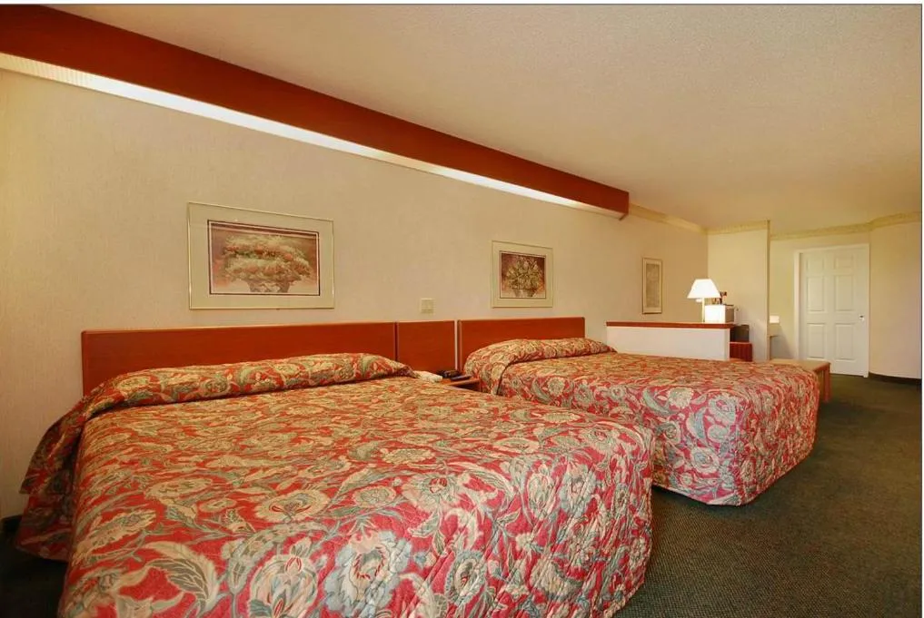Bed in Syracuse Inn and Suites