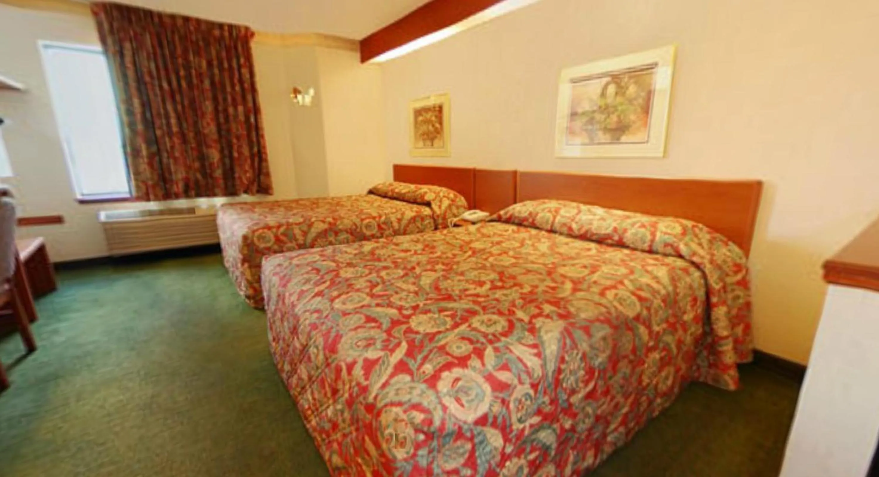 Bed in Syracuse Inn and Suites