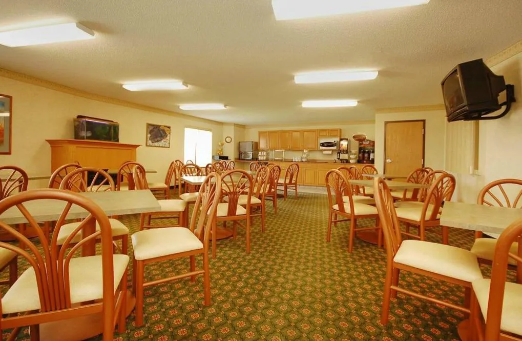 Restaurant/places to eat in Syracuse Inn and Suites